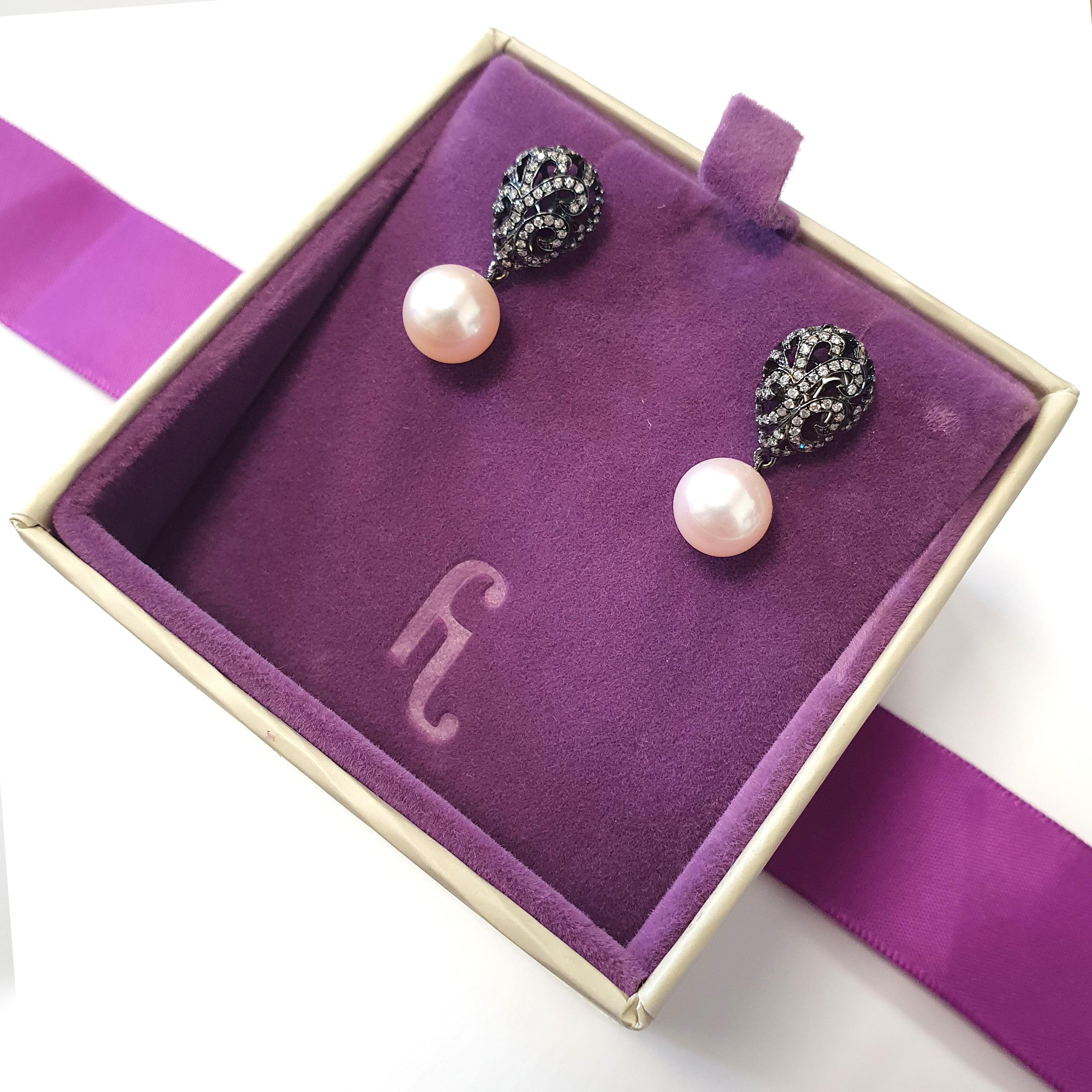 Fei Liu - Pendants d'oreilles en filigrane ajouré en or 18K avec diamants et perles Unisexe en vente