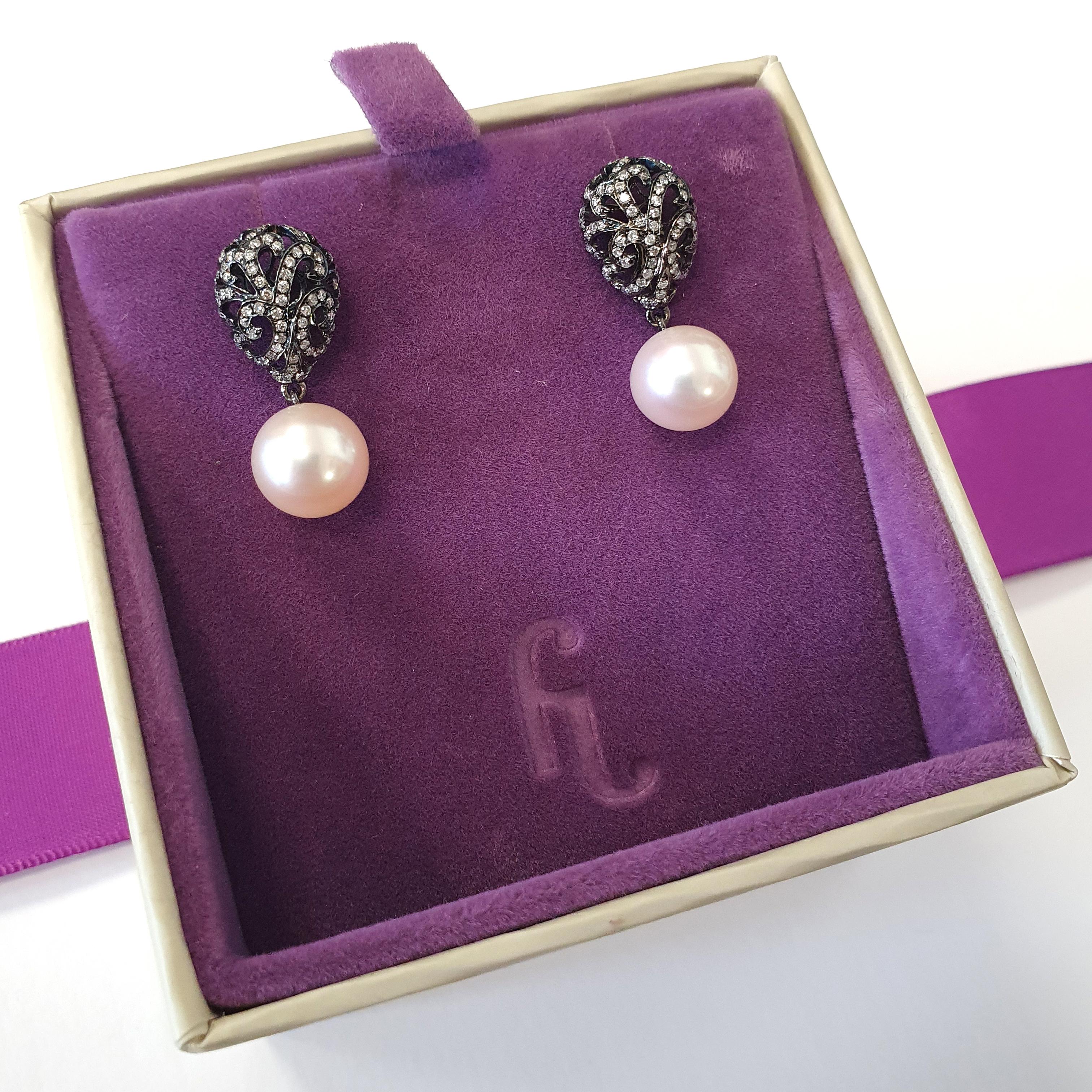 Fei Liu - Pendants d'oreilles en filigrane ajouré en or 18K avec diamants et perles en vente 1