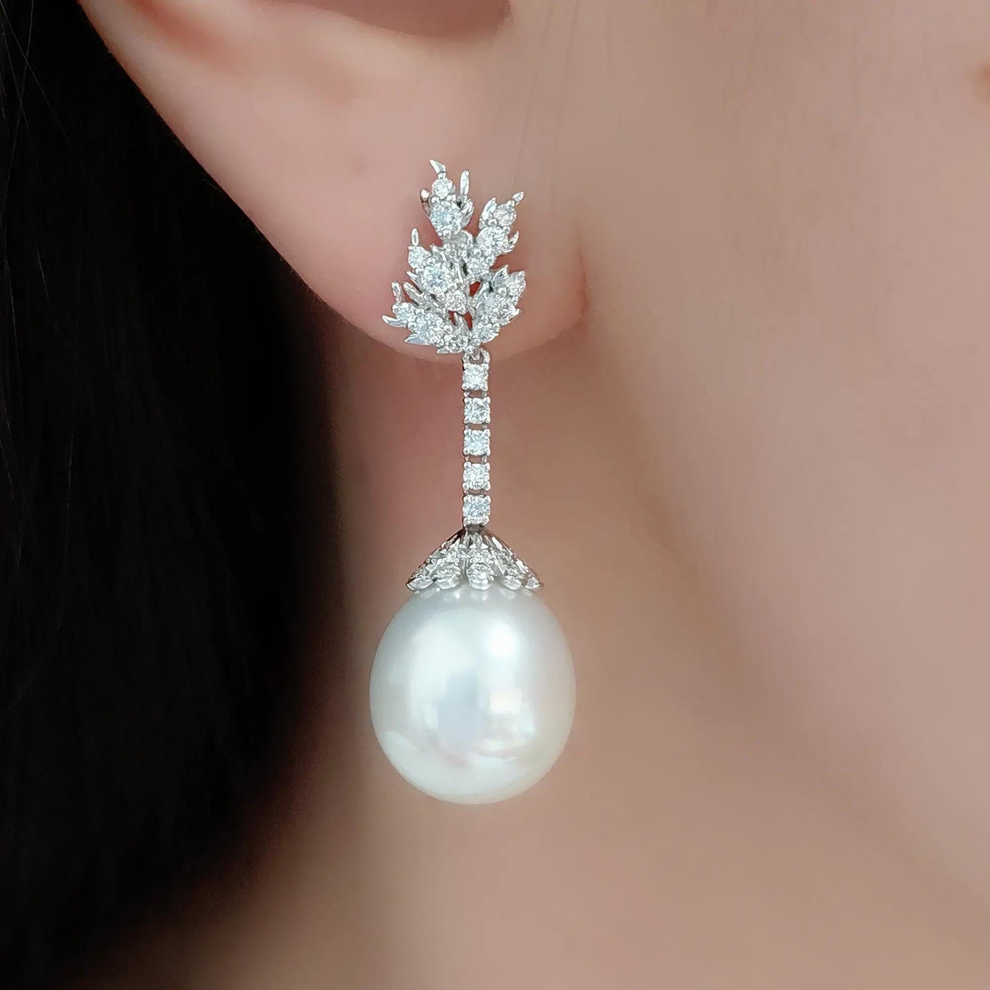 Contemporaneo Orecchini a goccia in platino con diamanti e perle di Fei Liu in vendita