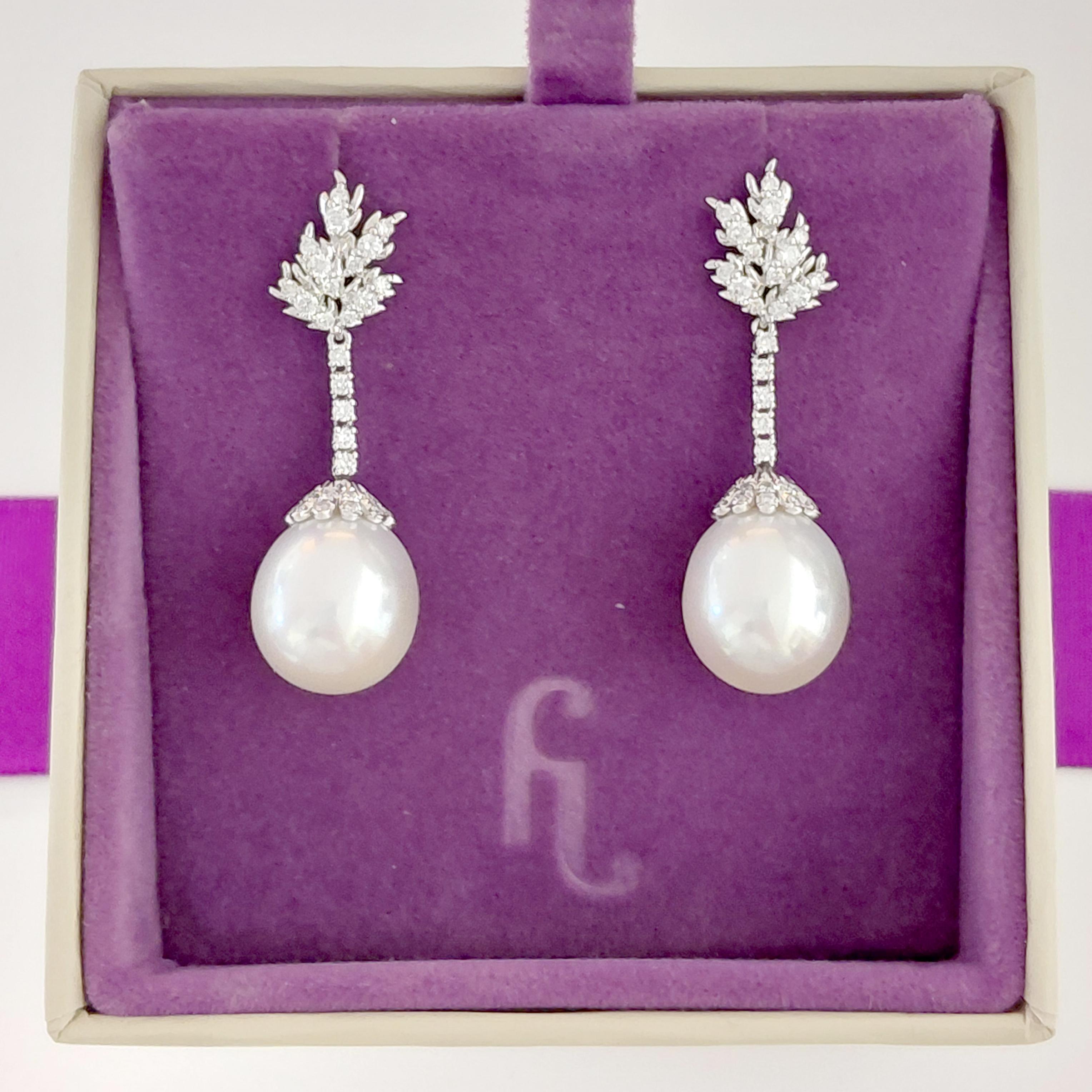 Taglio rotondo Orecchini a goccia in platino con diamanti e perle di Fei Liu in vendita