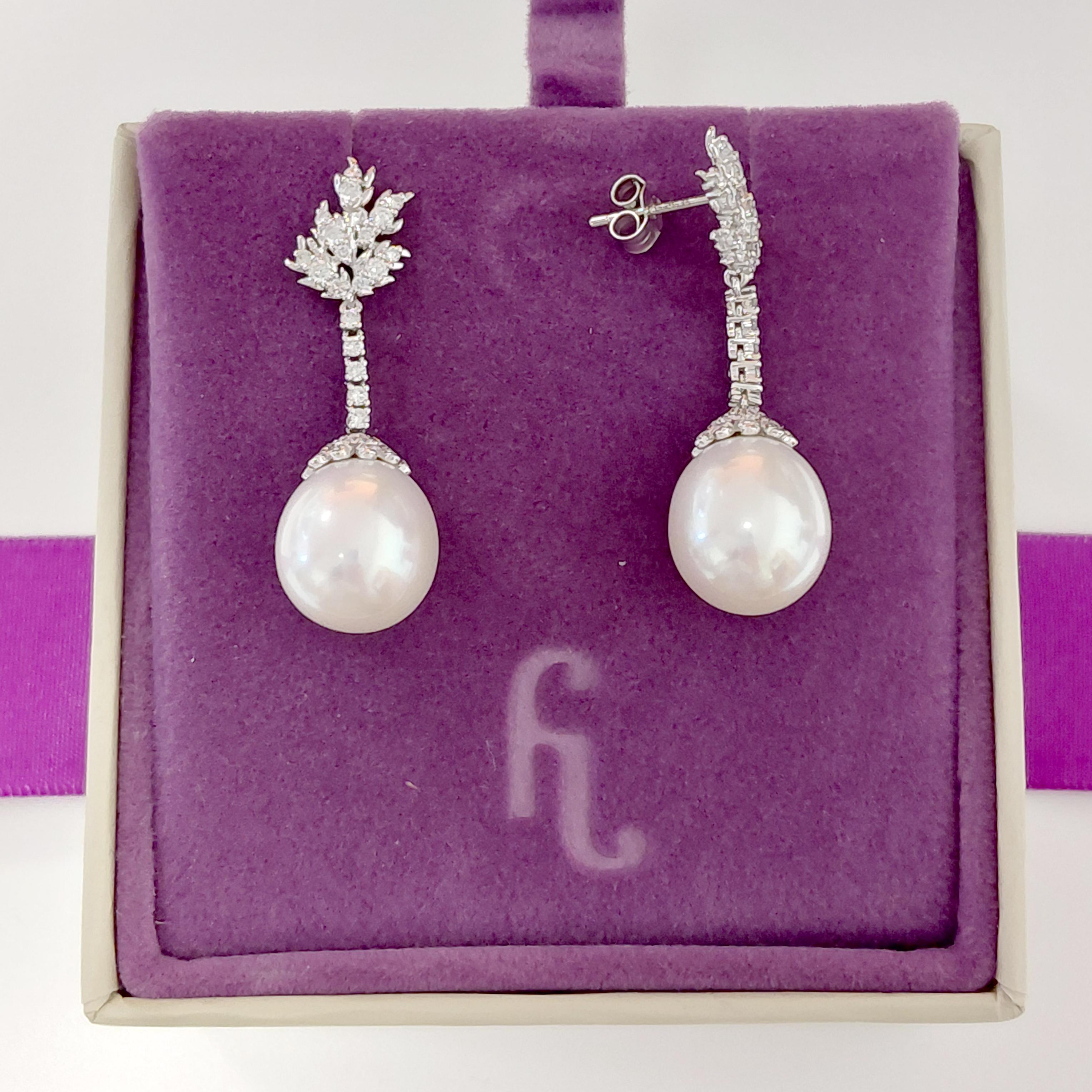 Orecchini a goccia in platino con diamanti e perle di Fei Liu in vendita 1