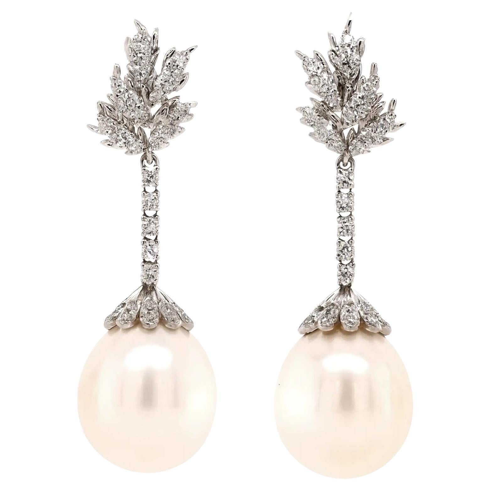 Orecchini a goccia in platino con diamanti e perle di Fei Liu