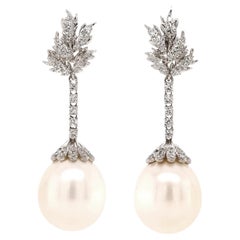Orecchini a goccia in platino con diamanti e perle di Fei Liu