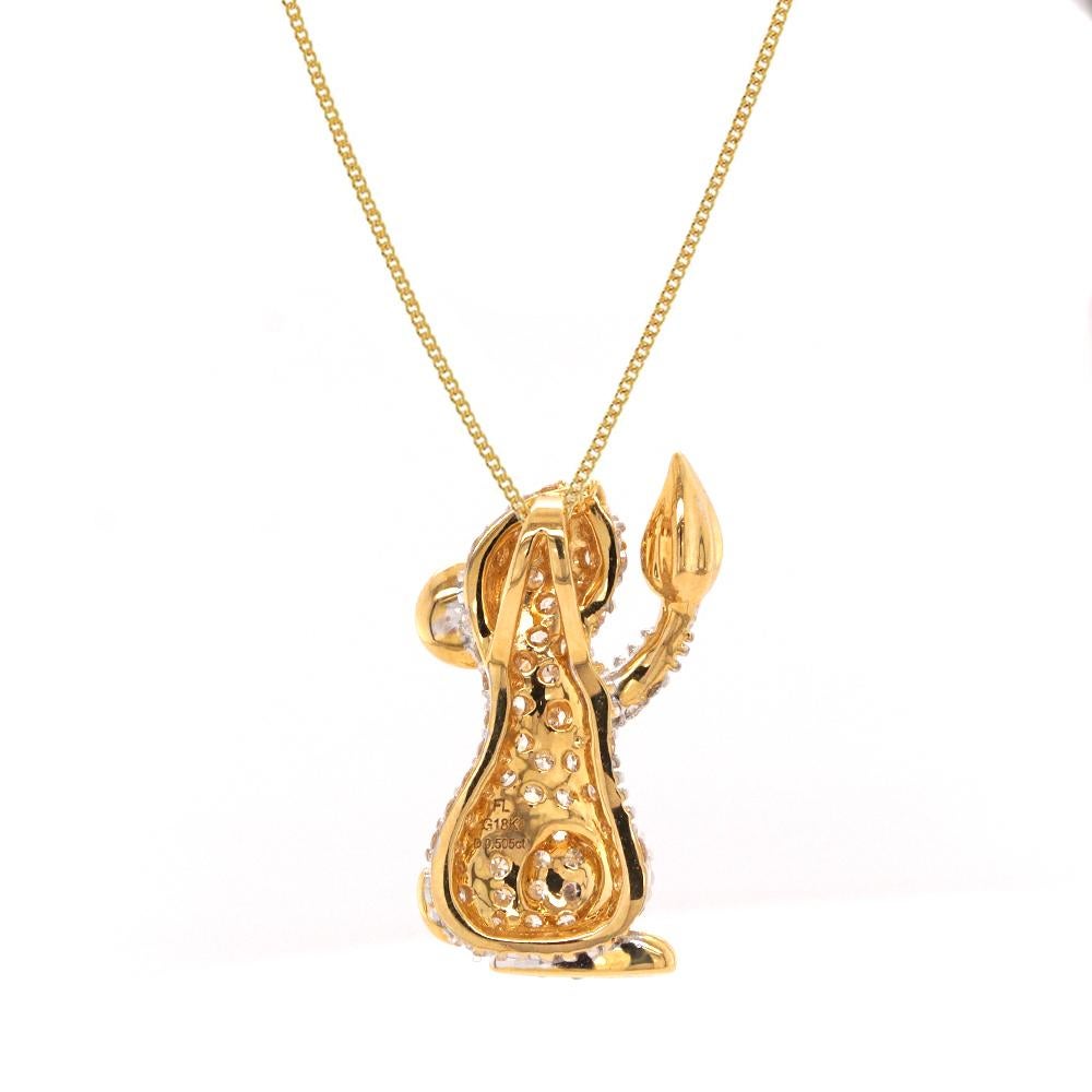 Ce collier pendentif rat exquis capture l'essence de la débrouillardise, de l'intelligence et de la prospérité, des qualités profondément admirées dans toutes les cultures. Subtil clin d'œil au Nouvel An chinois, cette pièce célèbre le renouveau et