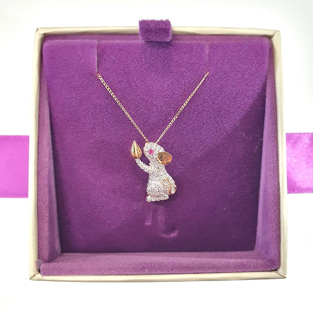 Contemporain Collier à pendentif souris en or jaune 18 carats, diamants et rubis Fei Liu en vente