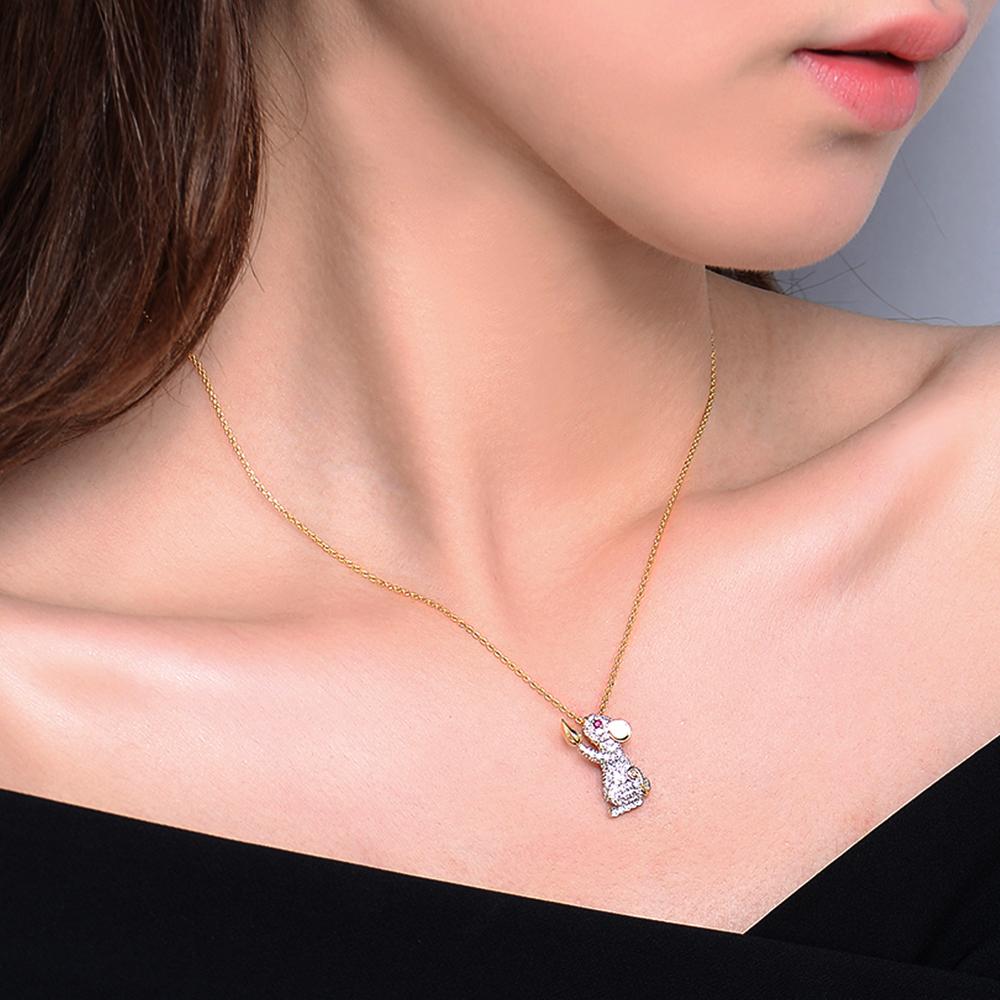 Taille ronde Collier à pendentif souris en or jaune 18 carats, diamants et rubis Fei Liu en vente