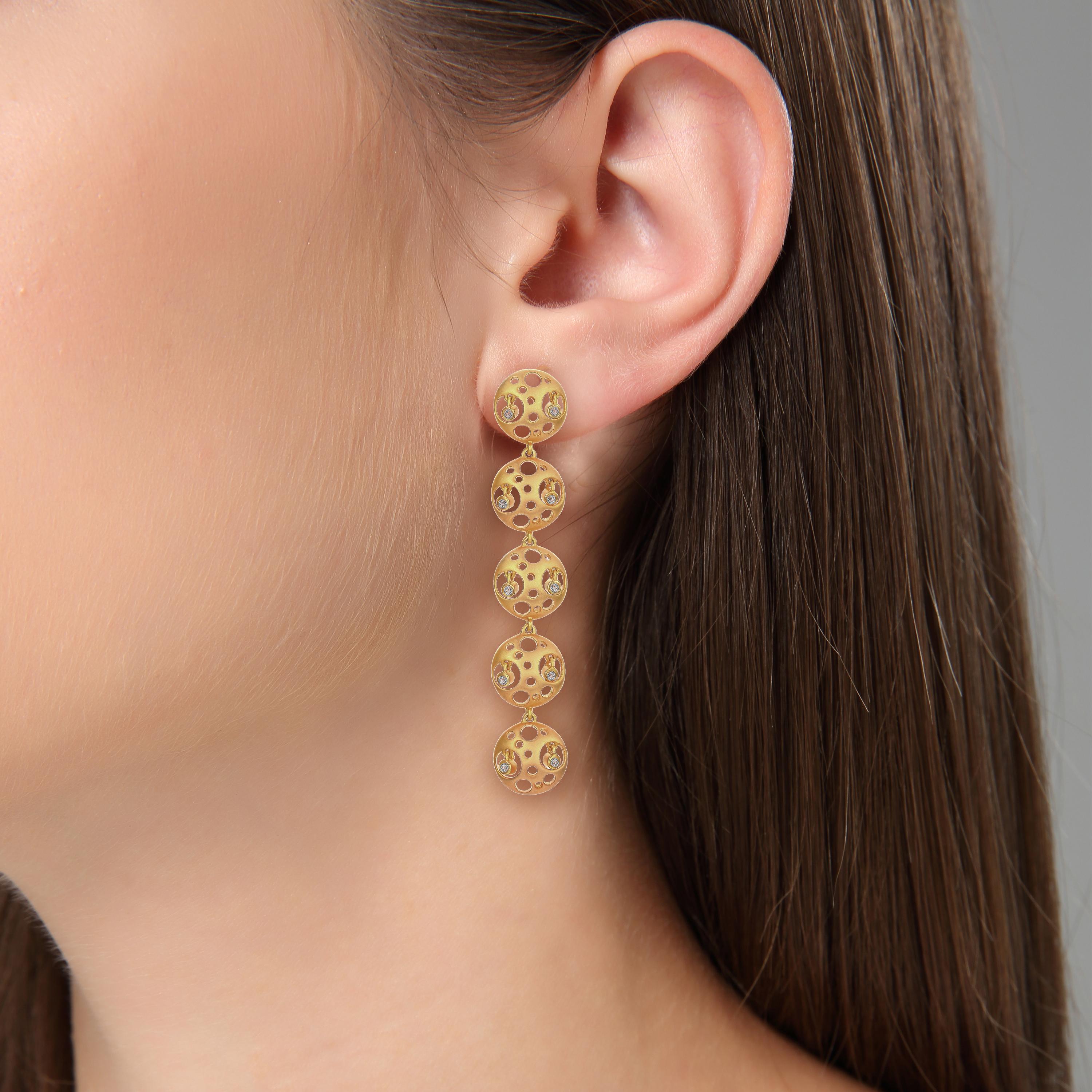 Description:
Drops long drop earrings with 0.2ct diamonds, set in satin polished 18ct yellow gold.

Inspiration:
This collection is designed in satin polished in yellow, white or rose gold and features tiny sparkling raindrops, seemingly suspended