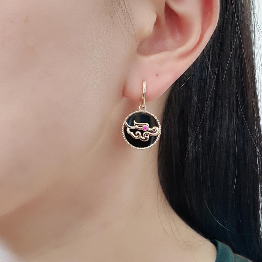 Contemporary Fei Liu Dragon, Agate and Synth. Ruby Gold-Plated 925 Silver Pendant and Earring For Sale