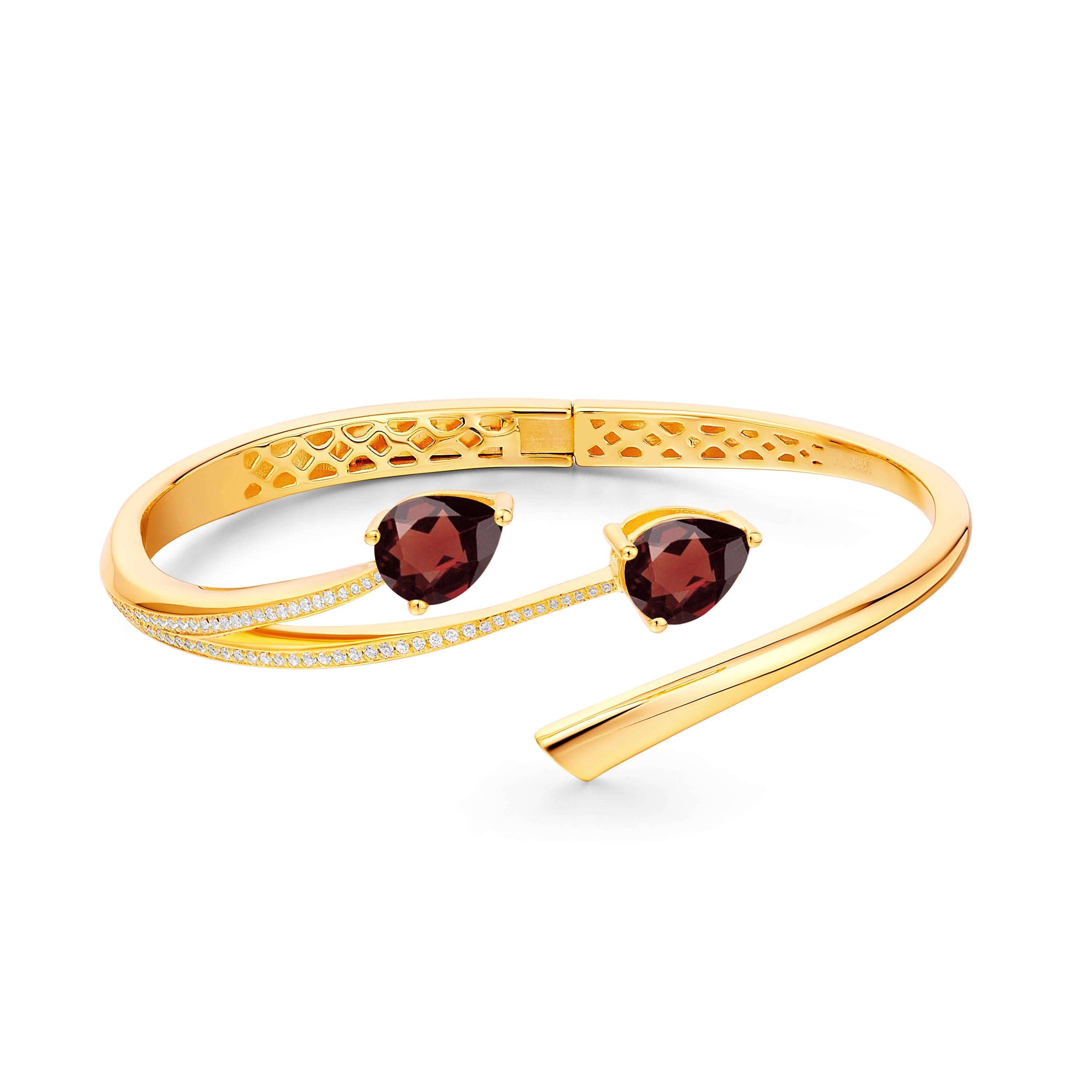 Description:
Shooting Star bangle with pear cut garnets and Hearts and Arrows* white cubic zirconia, set in high polished 18ct yellow gold plated on sterling silver.

Inner diameter (LxW): small/medium = 56mm x 60 mm, large = 60mm x 65mm

*Hearts