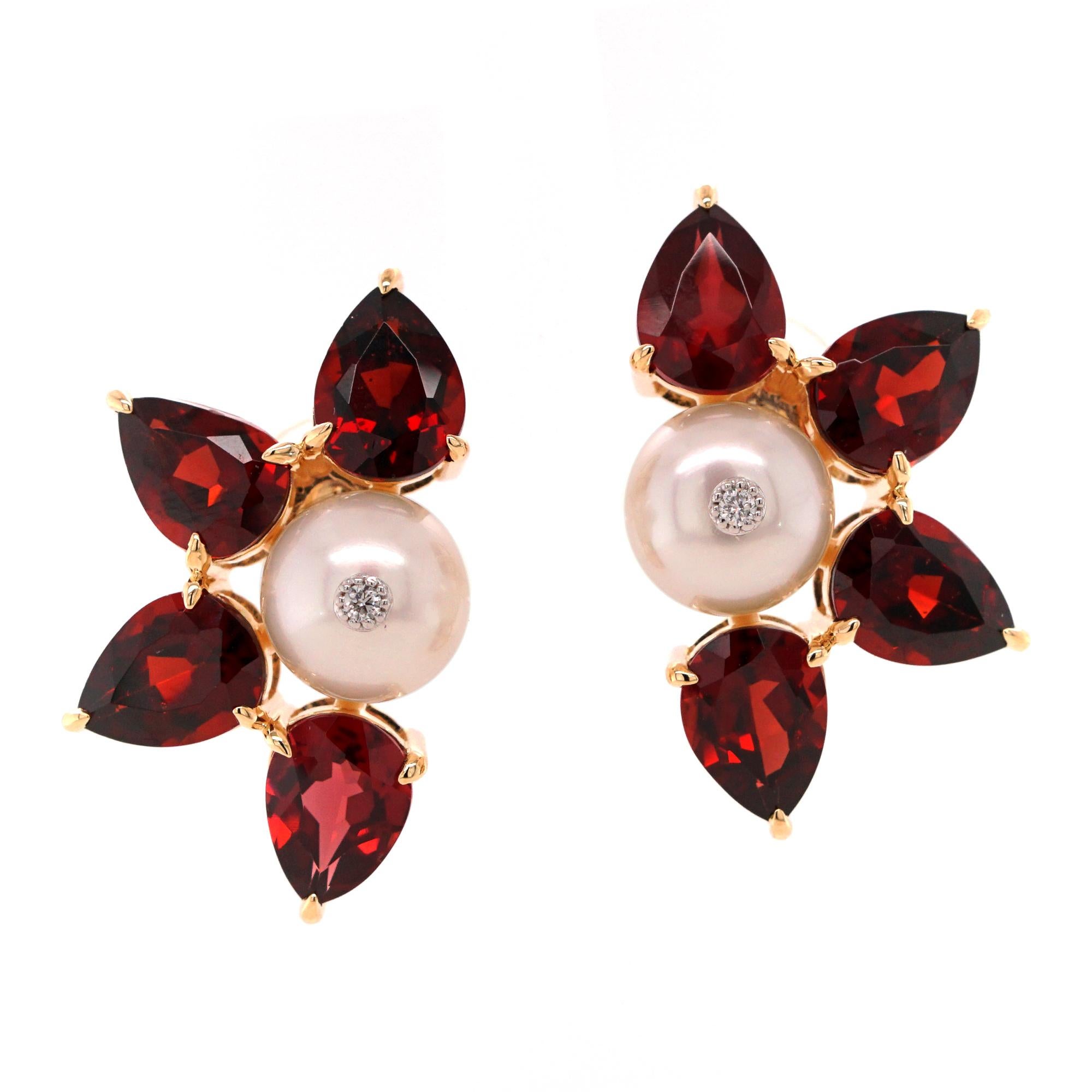 Contemporaneo Orecchini a perno con granato, perla e diamante in oro 14 carati di Fei Liu in vendita