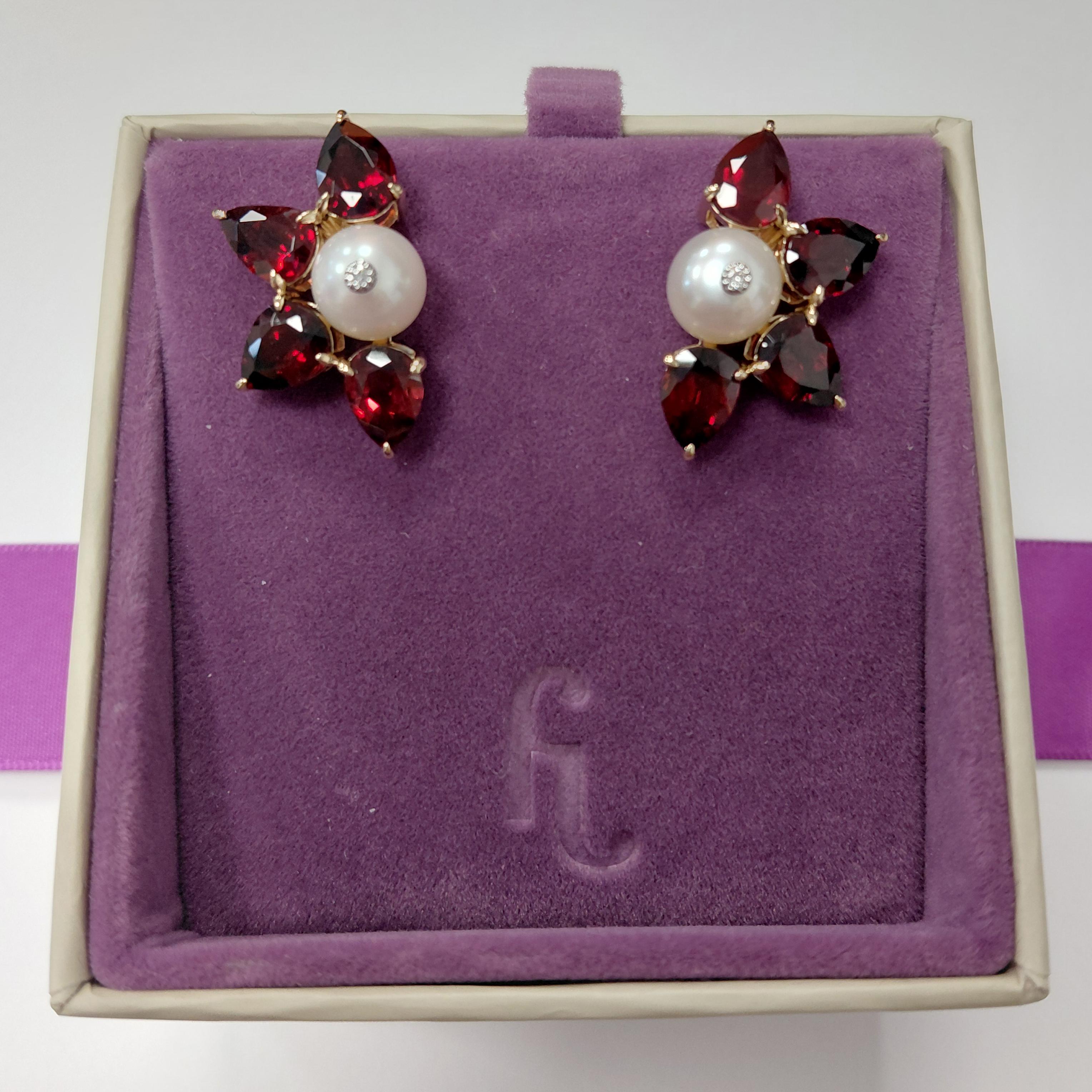 Taglio a goccia Orecchini a perno con granato, perla e diamante in oro 14 carati di Fei Liu in vendita