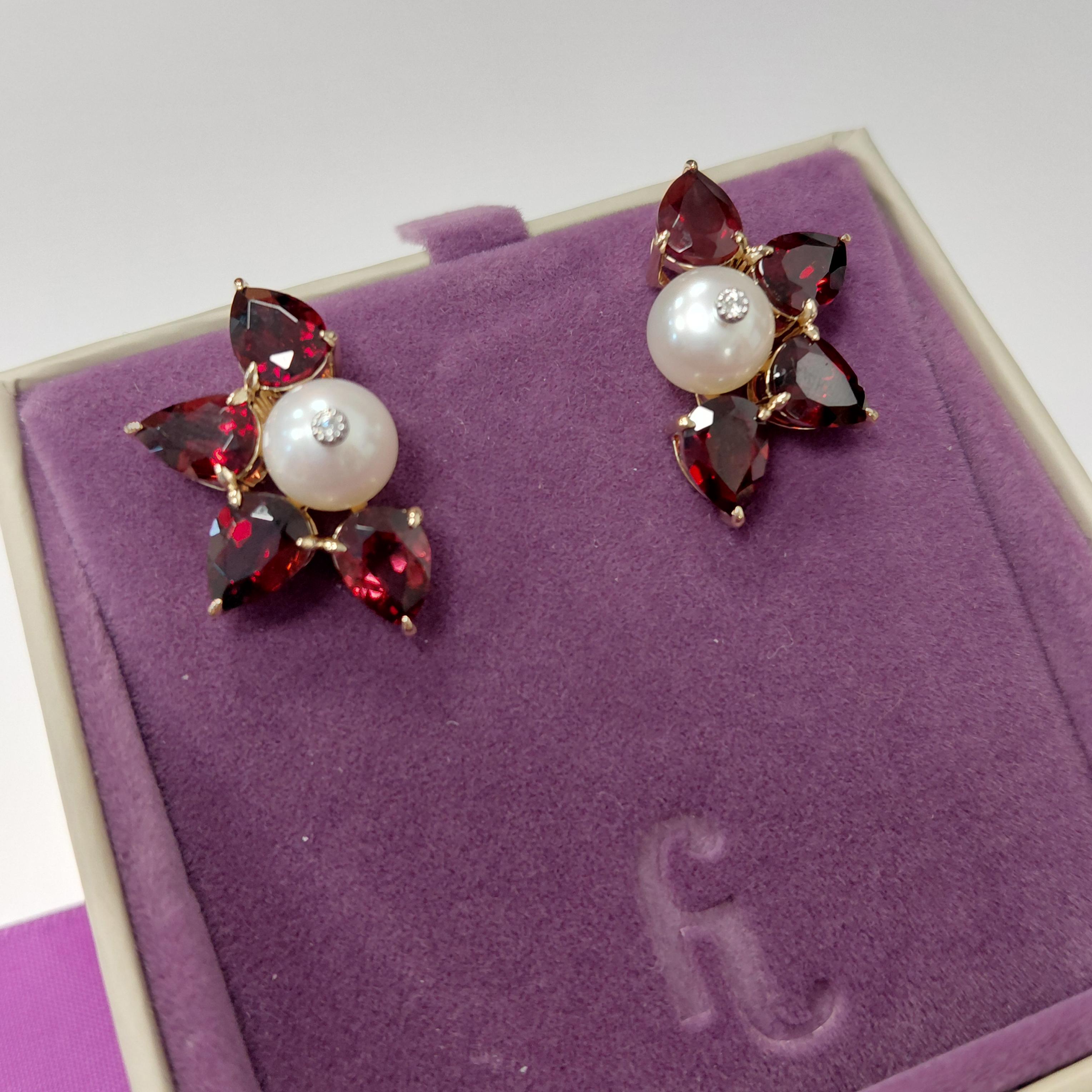 Orecchini a perno con granato, perla e diamante in oro 14 carati di Fei Liu In condizioni Nuovo in vendita a Birmingham, GB