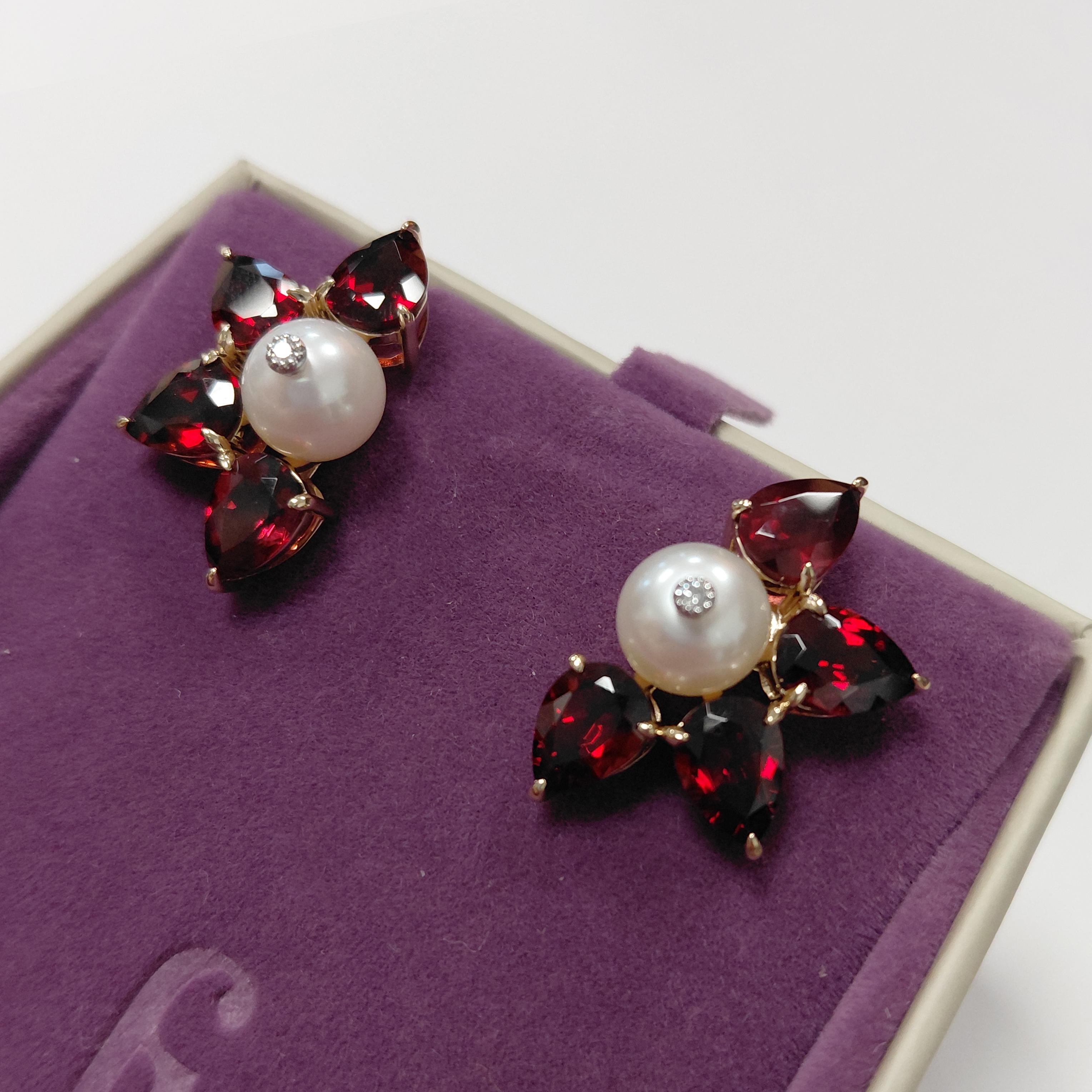 Donna Orecchini a perno con granato, perla e diamante in oro 14 carati di Fei Liu in vendita