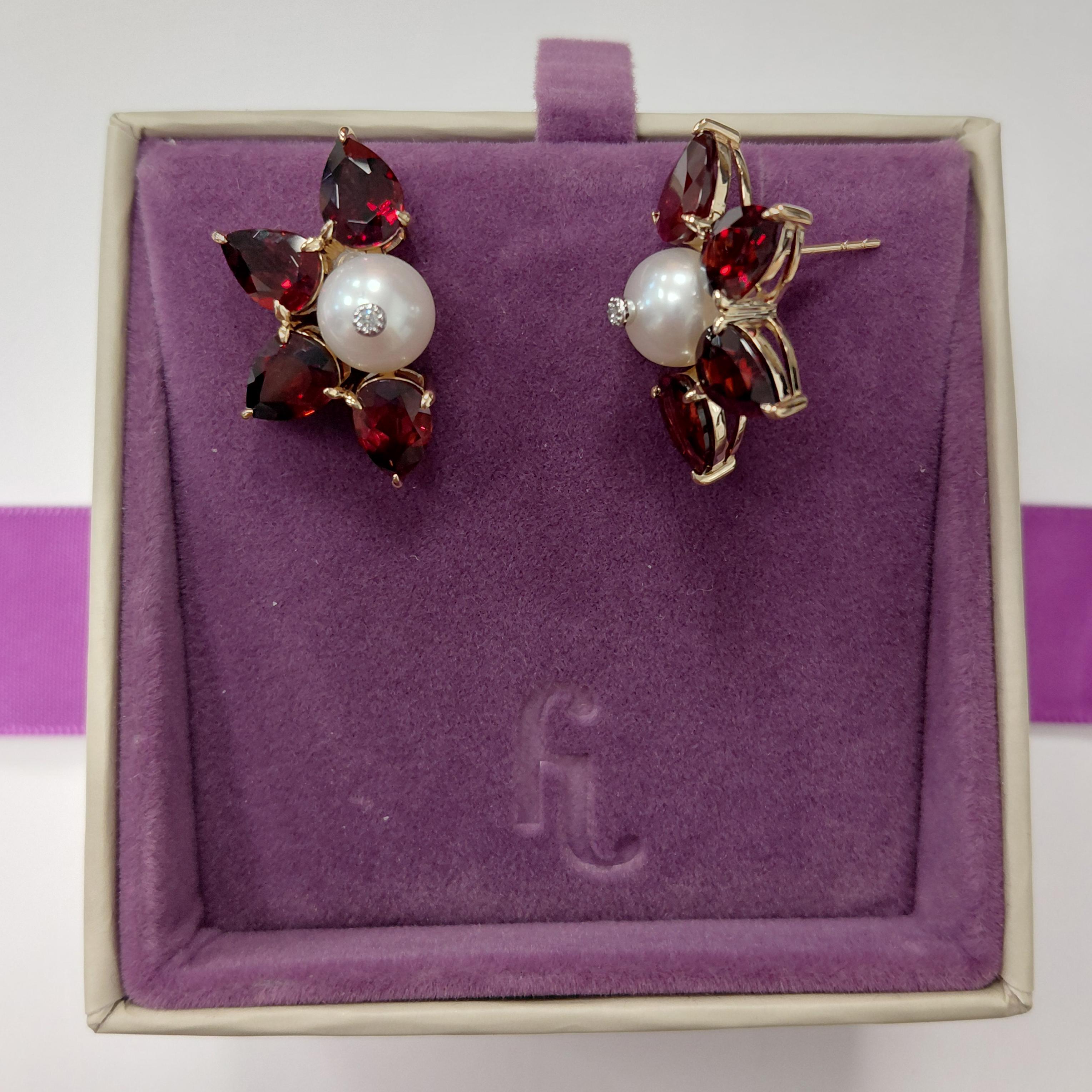 Orecchini a perno con granato, perla e diamante in oro 14 carati di Fei Liu in vendita 1