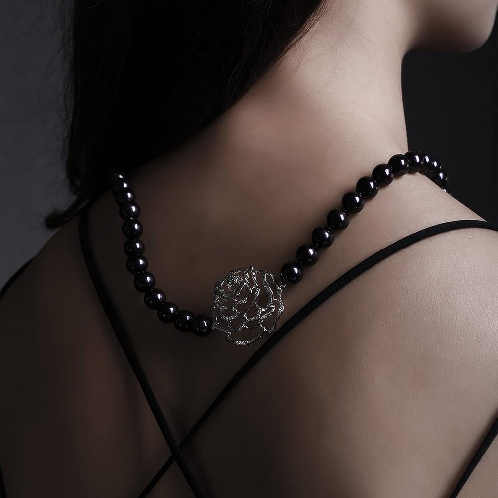 La collana Rose Single-Strand Peacock Pearl è un pezzo sorprendente che combina l'eleganza classica con un tocco di modernità. Con una lunghezza di 16 pollici, questa collana presenta un unico filo di squisite perle di pavone, famose per le loro