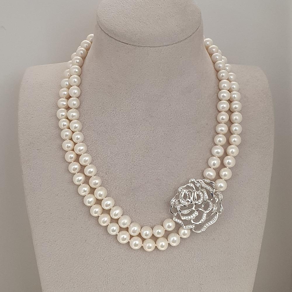 Le collier de perles à deux brins en rose est une pièce sophistiquée qui incarne l'élégance et le charme intemporel. Mesurant 16,5 pouces de long, ce collier présente deux rangs de perles nouées à la main, chacune sélectionnée pour sa qualité