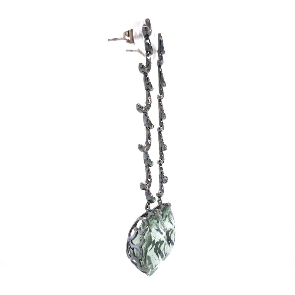 Die Kollektion Whispering, die Weiblichkeit und Glamour verkörpert, ist voll von Farben und Formen. Inspiriert von der gewundenen, skulpturalen Form der exotischen Orchideenblüte. Flüsternde, lange Ohrringe mit zarten Wirbeln aus Brillanten und