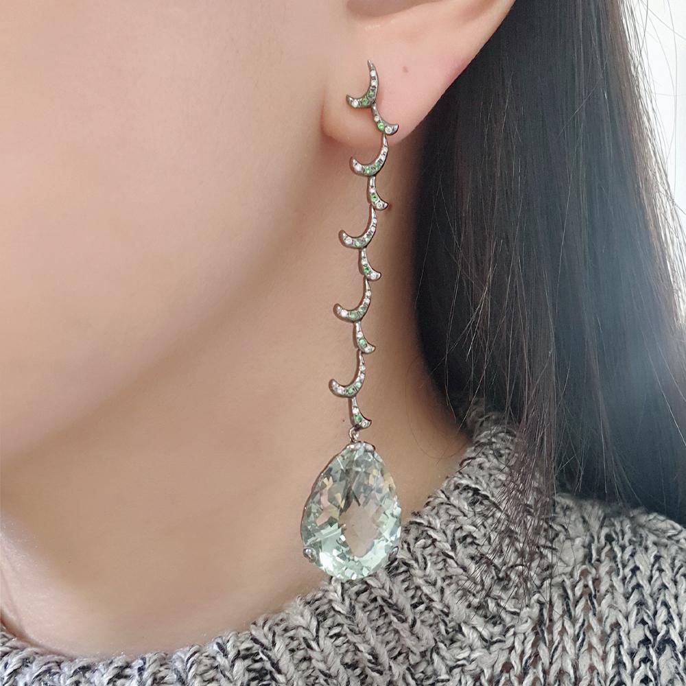 Fei Liu Tropfenohrringe aus 18 Karat Schwarzgold mit grünem Amethyst, Granat und Diamant (Tropfenschliff)