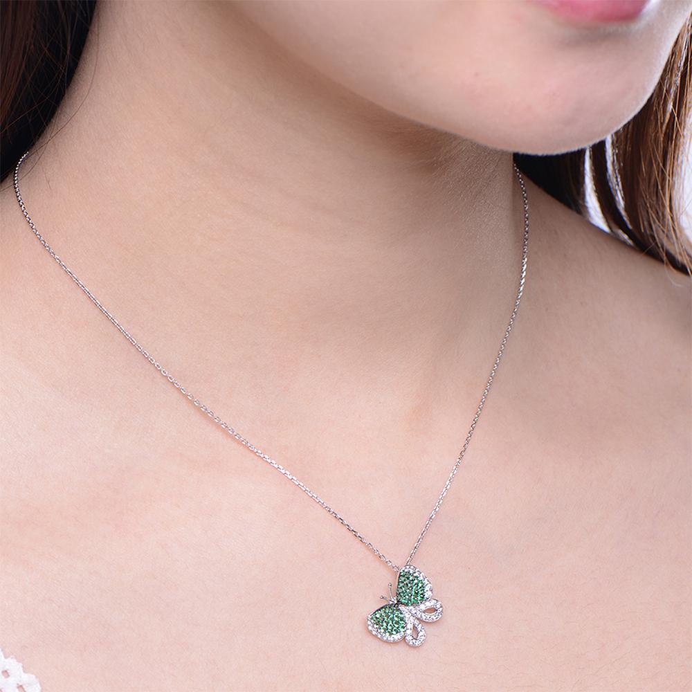 Butterfly capture l'essence féminine et le mouvement insouciant et joyeux de ces créatures complexes et délicates dans des bijoux étincelants en apesanteur. Pendentif en forme de papillon dont les ailes sont ornées de zircons cubiques vert émeraude