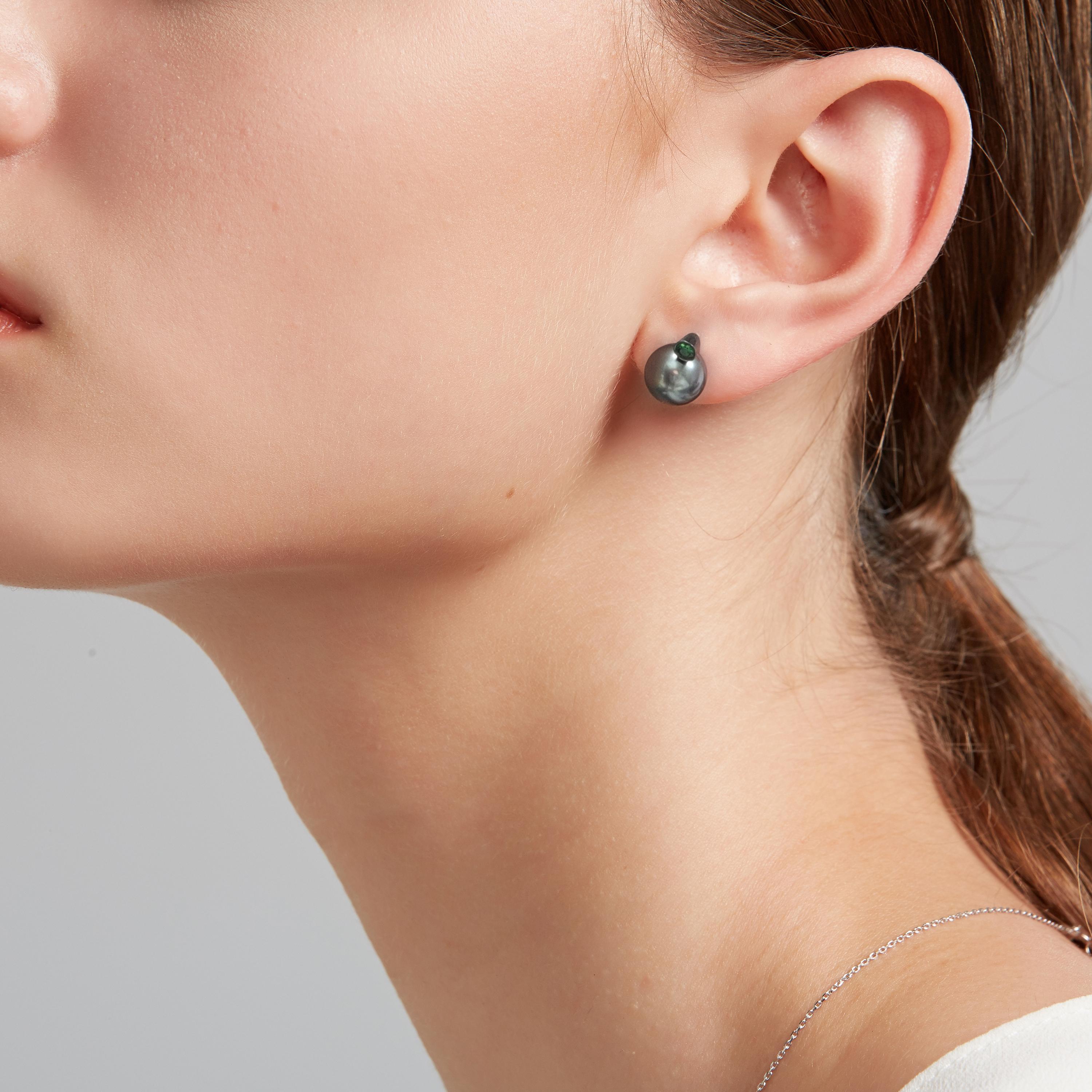 The Fei Liu 'Dawn' collection is a Kayman Award winning collection. These Dawn stud earrings capture the beautiful textural and colour of the deep ocean wonders. Featuring 0.04ct emerald hued green garnets and 9mm Tahitian black pearls, set in