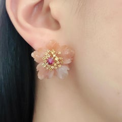 Orecchini a fiore in oro 14 carati con diaspro indiano, rubino e zaffiro giallo di Fei Liu