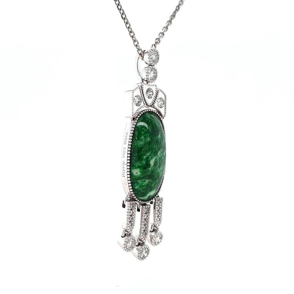 Questa squisita collana con ciondolo in platino ha al centro un affascinante cabochon di 7,12ct maw sit, che irradia una profonda e vibrante tonalità verde. La giada è elegantemente incastonata in un castone sicuro, che ne mette in mostra la