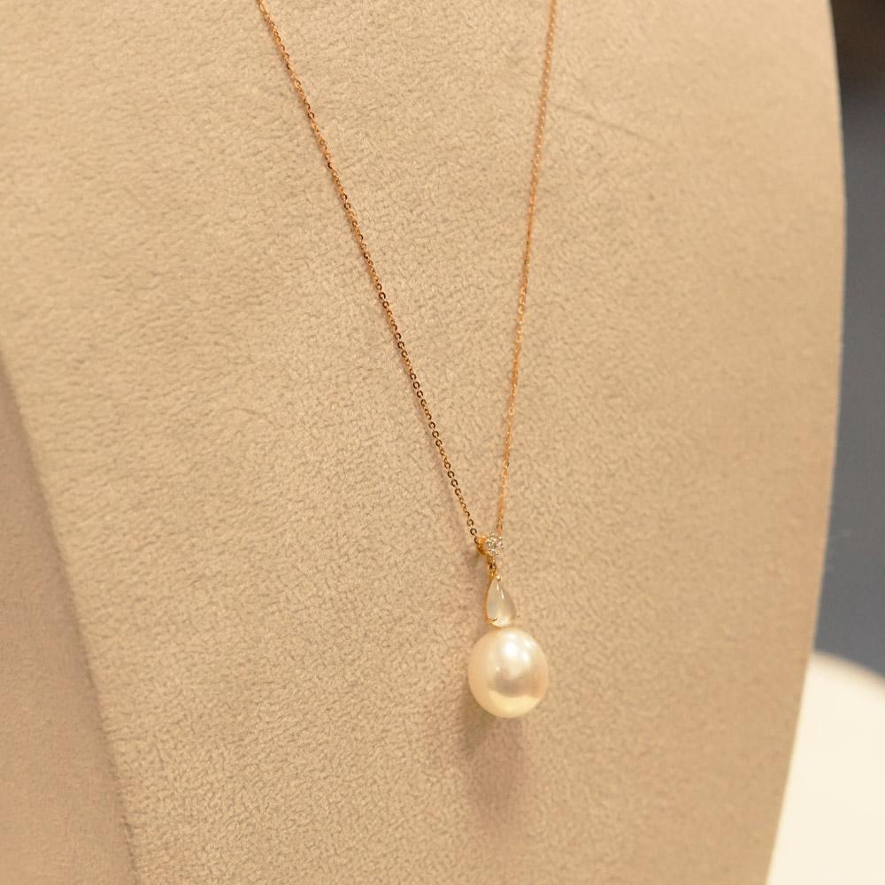 A minimalistic pendant in 18ct rose gold – full of lustre and dazzle. This pendant features a cluster of diamonds set in a floral pattern suspending a white jade with excellent translucency and a freshwater pearl. The pendant cascades from an 18”