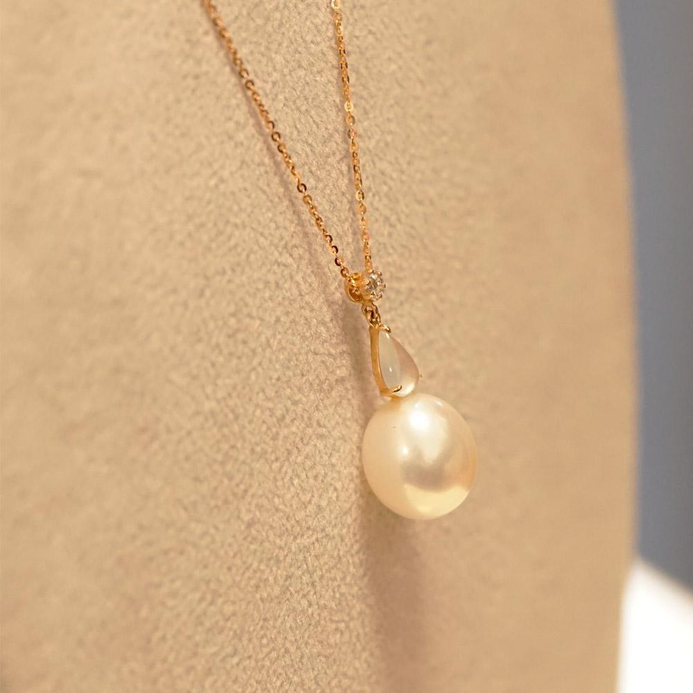 Contemporary Fei Liu Jade, Diamond and Pearl 18 Karat Rose Gold Pendant Necklace For Sale