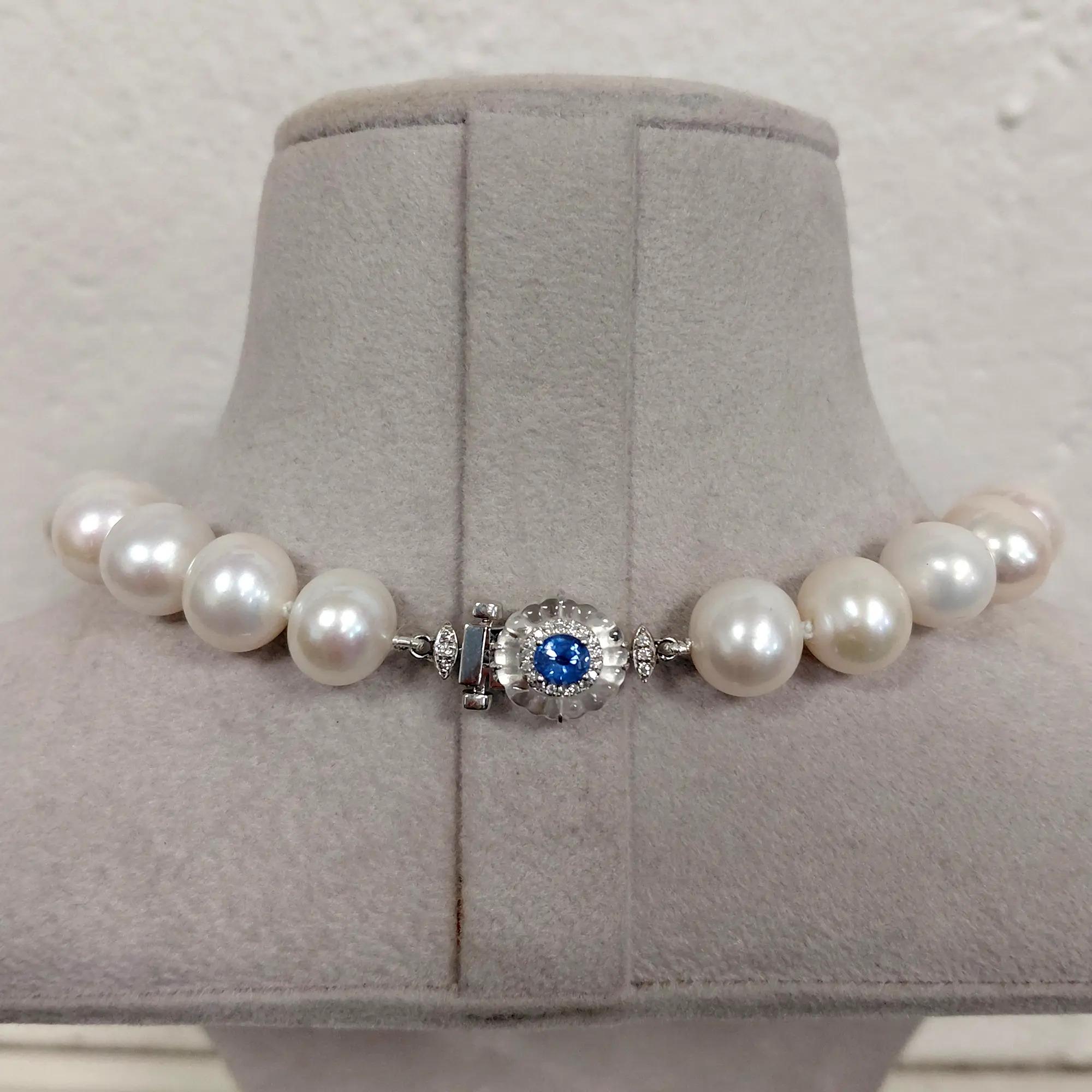 Questa collana di perle annodate da 18,5 pollici presenta 36 perle lucenti dalla forma unica, ognuna delle quali celebra la bellezza naturale del mare. Il pezzo è impreziosito da una chiusura personalizzata - uno zaffiro brillante al centro,