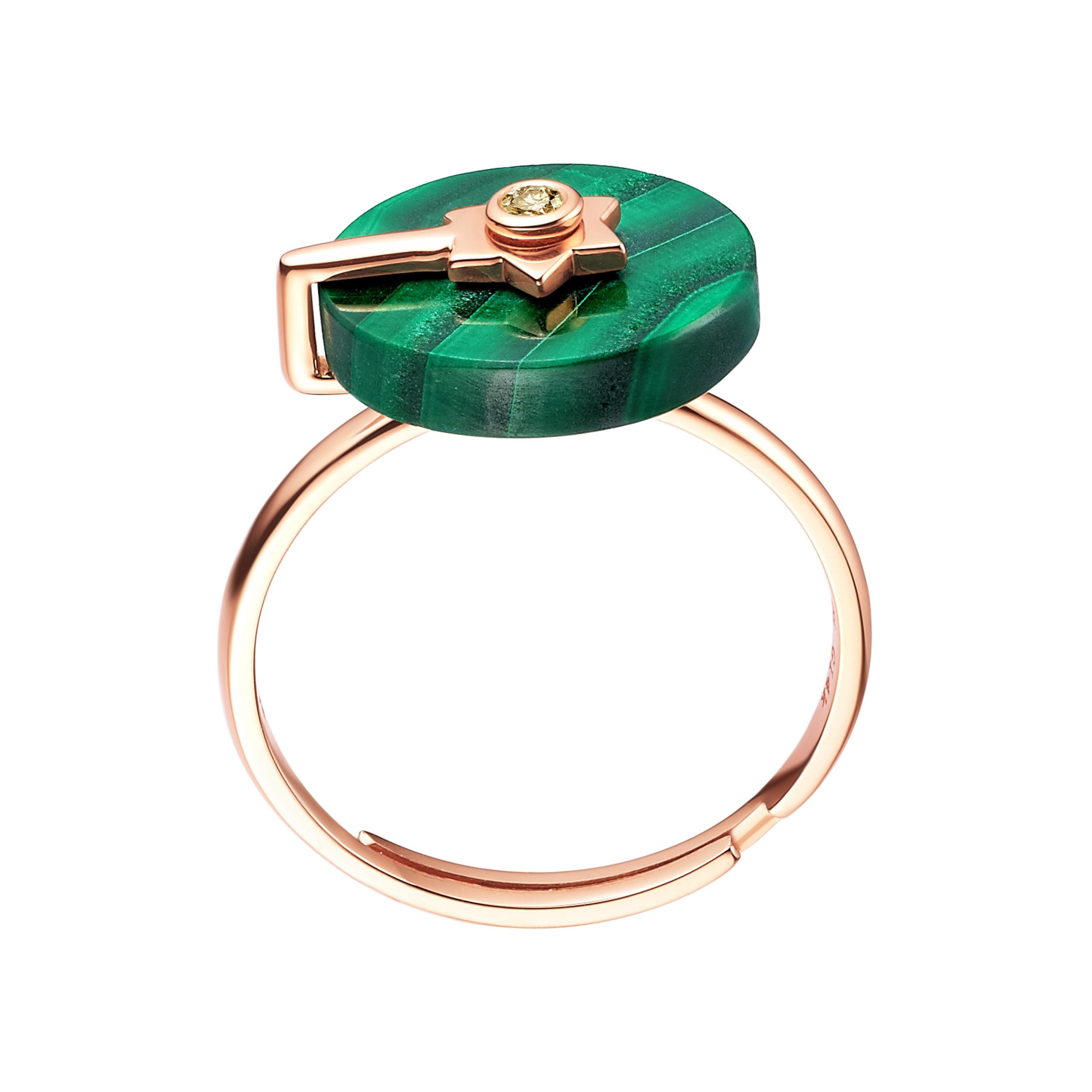 Beschreibung:
Ich liebe dich bis zum Mond und zurück. Die Kollektion Stella ist vom Mond inspiriert, der die Sterne umkreist. Ein verstellbarer Ring mit einem 12 mm großen Malachit und einem champagnerfarbenen Diamanten von 0,021 Karat, gefasst in