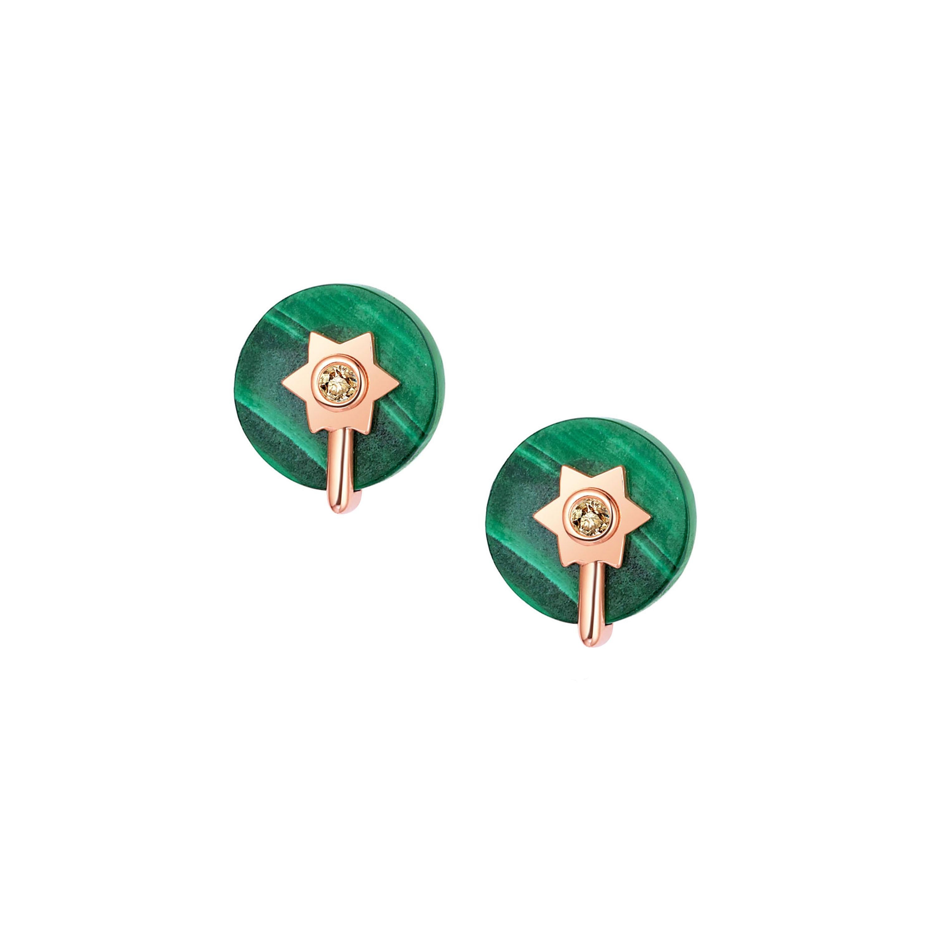 Gli orecchini Stella Multiway Stud Drop sono caratterizzati da una malachite verde pavone di 10 mm, impreziosita da un delicato dettaglio a stella con diamanti champagne da 0,042 carati, il tutto in oro rosa 14 carati. La catena staccabile permette