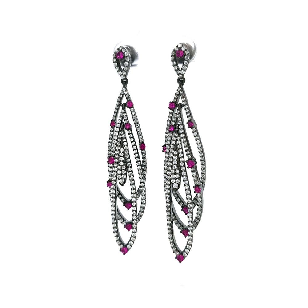 Ces exquises boucles d'oreilles pendantes, uniques en leur genre, sont une véritable œuvre d'art, conçue pour capturer l'essence de l'élégance et du mouvement. Chaque boucle d'oreille présente des formes de plumes superposées, méticuleusement pavées