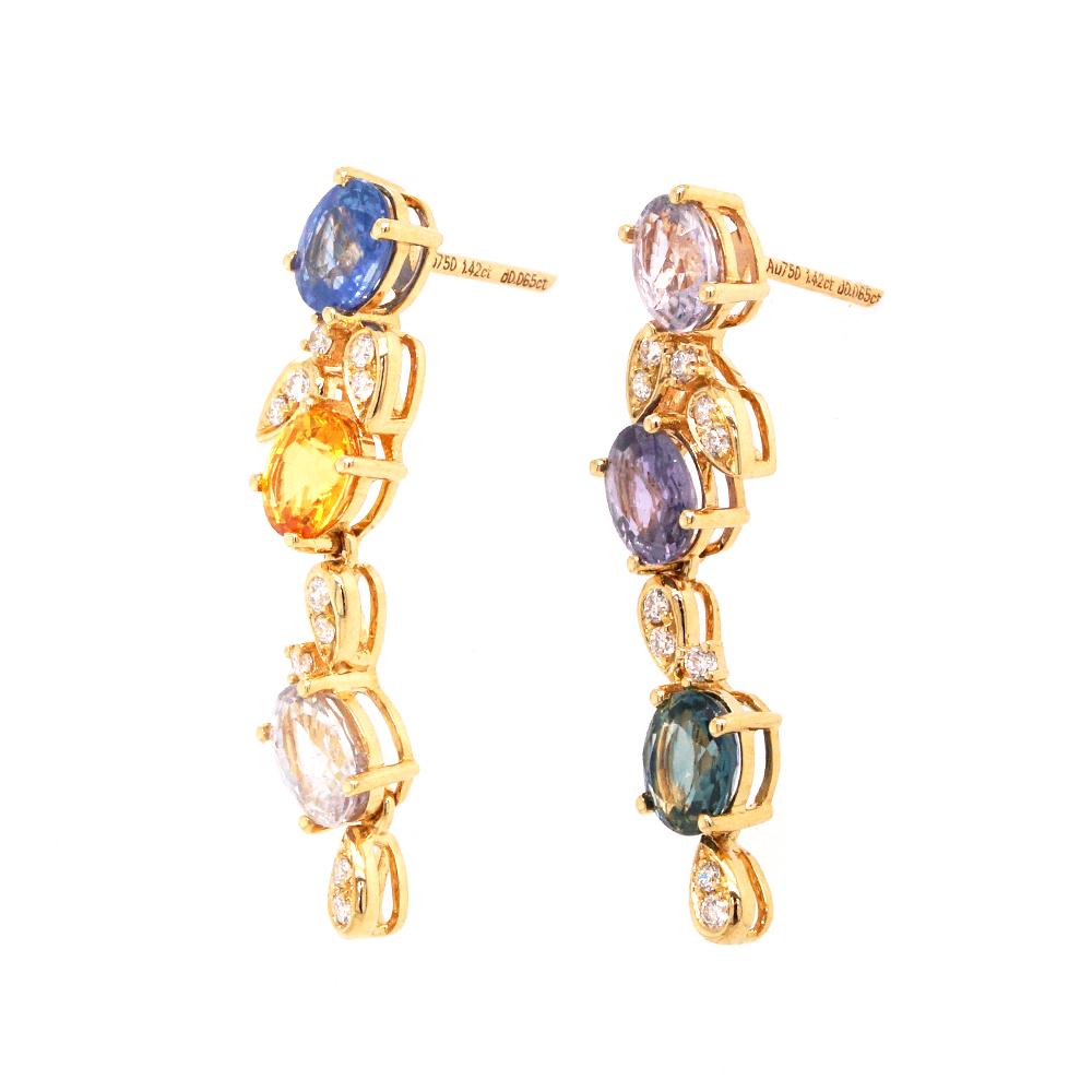 Celebra la belleza del cambio estacional con estos exquisitos pendientes de oro amarillo de 18 ct, inspirados en la grácil transición entre la primavera y el otoño. Cada pieza evoca la suave cascada de pétalos florales caídos, capturando la fugaz