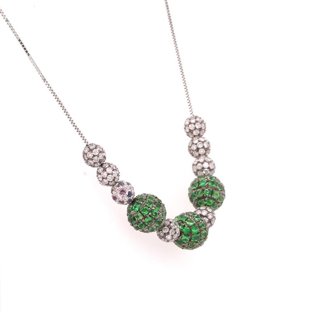 Una collana a catena sottile da 16 pollici, ornata da sfere di pavé incastonate a piacere. Realizzato in oro 18 ct, presenta sette sfere con pavé di diamanti, tre sfere con pavé di tsavorite verde e una sfera con diamanti, tsavorite blu e tsavorite