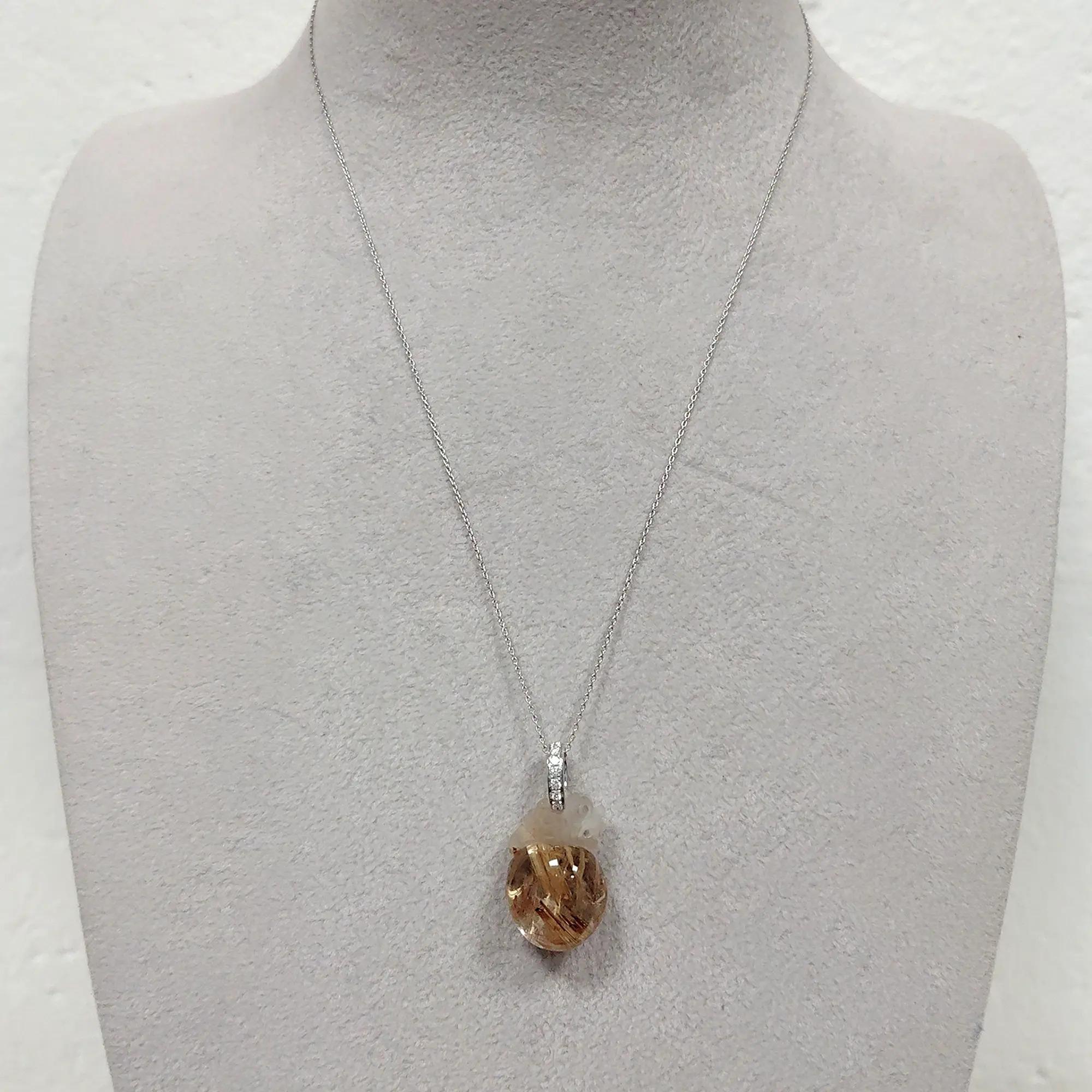 Motivo mitico di Fei Liu, ciondolo in quarzo rutilato e diamanti in platino da 21,89 ct. In condizioni Nuovo a Birmingham, GB