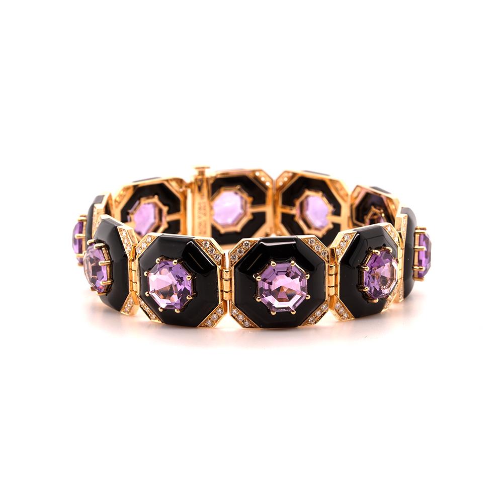 Eleganza con questo squisito bracciale, magistralmente realizzato in oro giallo 18 carati. Il suo audace design geometrico emana raffinatezza, mentre l'armonioso gioco di forme e texture crea un fascino ineguagliabile. Caratterizzato da una serie di