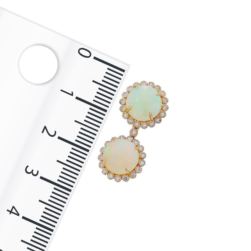 Ein Paar Opal-Ohrringe mit atemberaubendem Farbspiel. Das Herzstück jedes Ohrrings ist ein bezauberndes Duo aus Boulder-Opal-Clustern, die ein Kaleidoskop faszinierender Farben bilden und die sich ständig verändernden Nuancen eines himmlischen