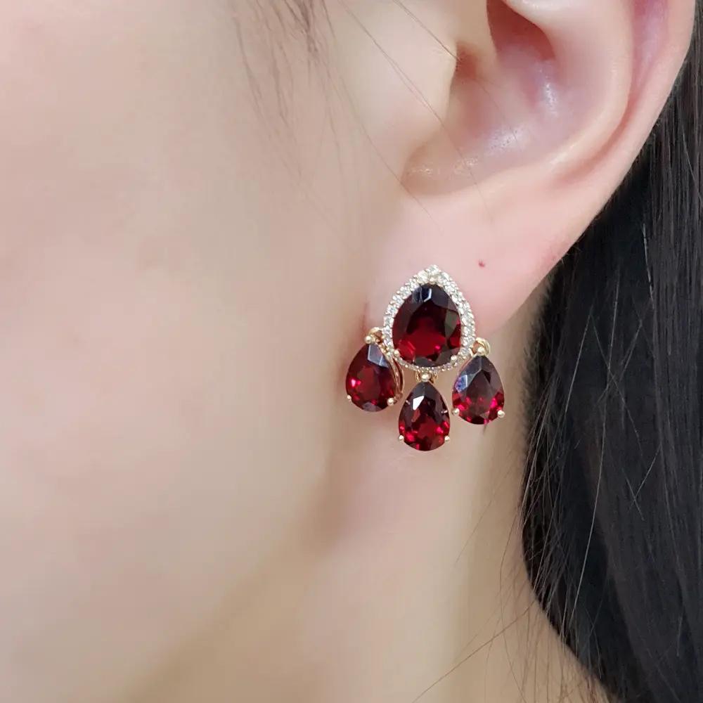 Fei Liu Tropfenohrringe aus 18 Karat Gelbgold mit Granat im Birnenschliff und Diamanten (Zeitgenössisch)