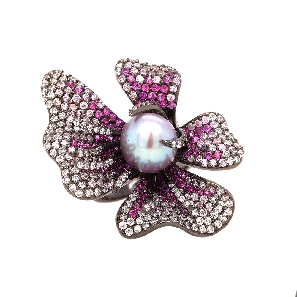 A unique flower ring full of enchanting features. At the heart of it is a lustrous mauve pearl, meticulously set as the centrepiece of the flower. This pearl, with its subtle, delicate colour, exudes an aura of grace and sophistication. The sterling