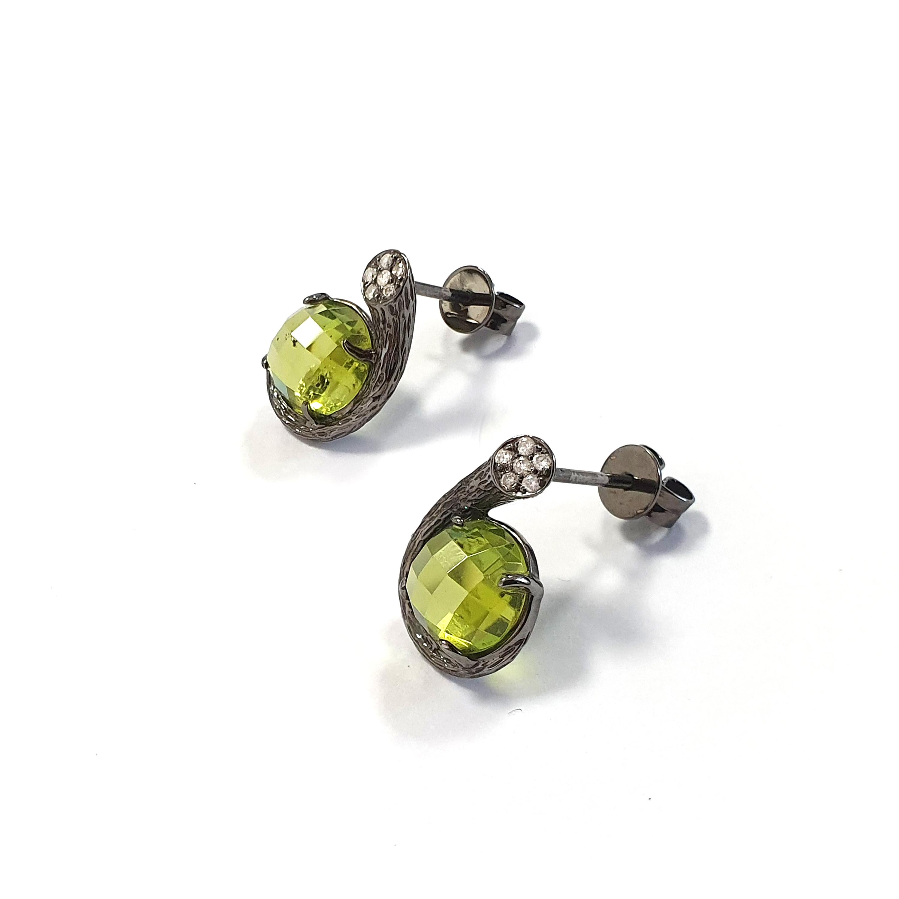 Description:
With the inspiration from Coral forming the sculptural essence of this collection, the look is edgy and dramatic. Dawn stud earrings with 2.4ct checkerboard-cut peridot and 0.1ct white diamonds, set in textured black rhodium on 18ct