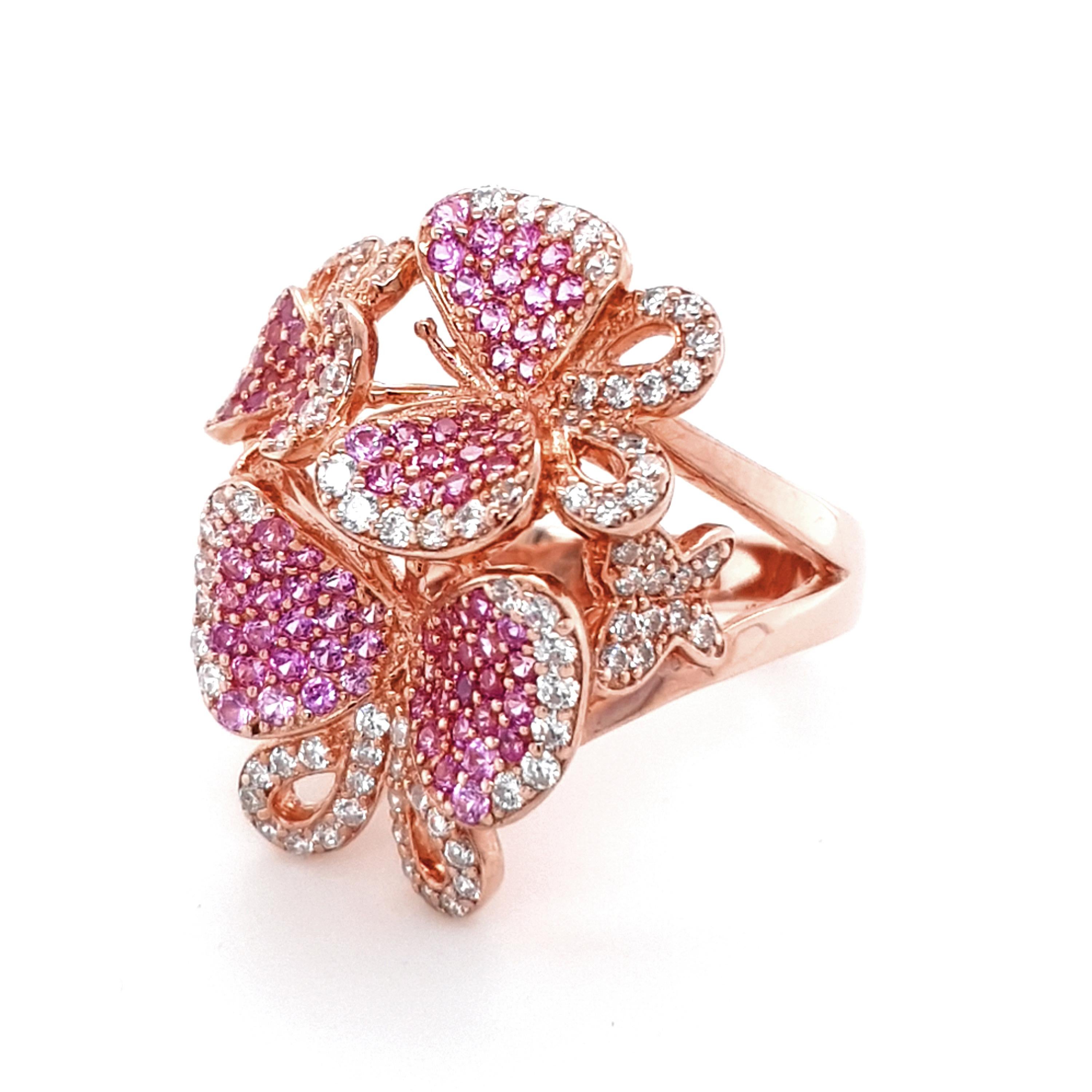 Butterfly fängt das weibliche Wesen und die unbekümmerte, freudige Bewegung dieser filigranen und zarten Kreaturen in funkelnden, schwerelosen Schmuckstücken ein. Schmetterlingsring mit rosa und weißen Zirkonia, gefasst in 18-karätiger