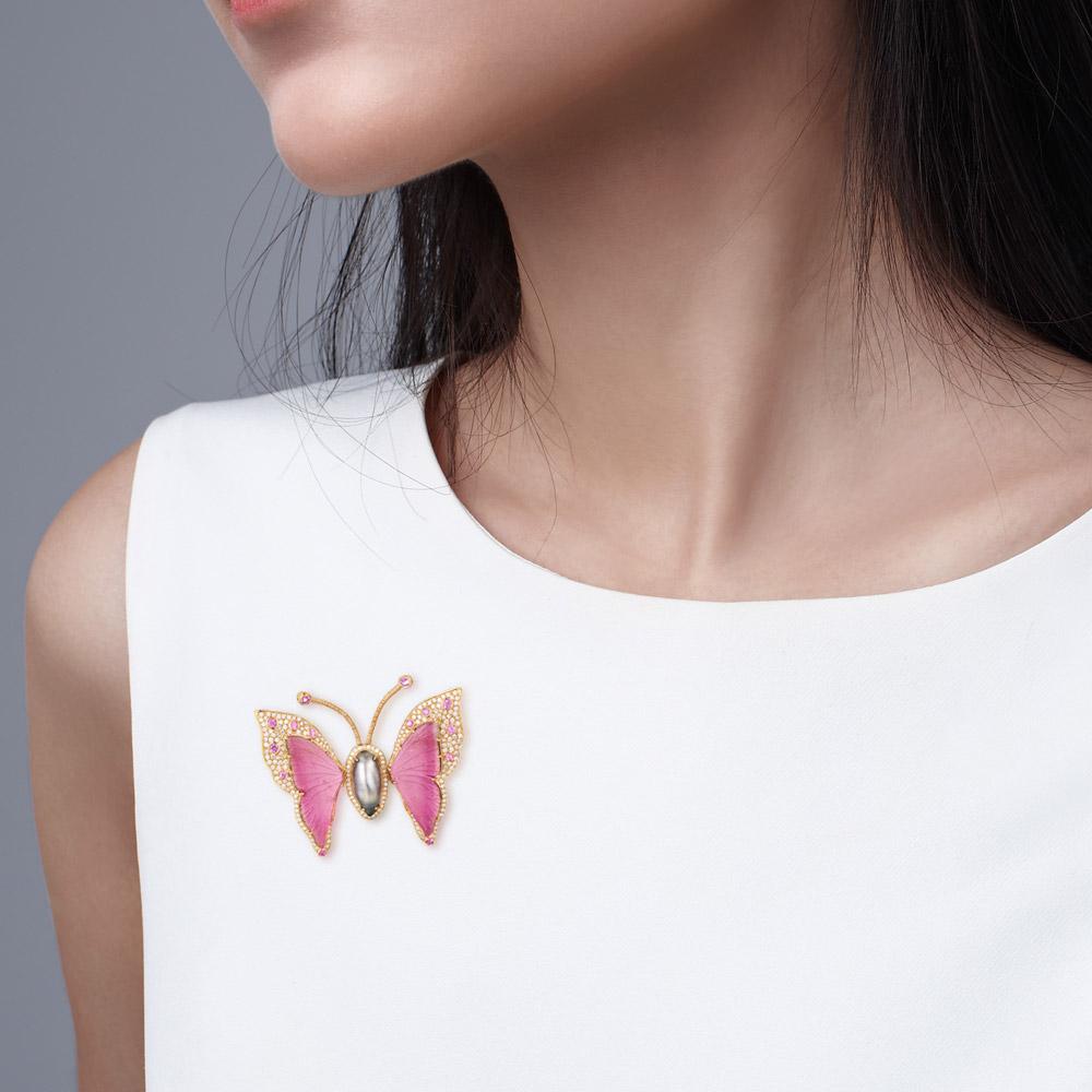 Contemporain Fei Liu Broche papillon en or rose 18 carats avec tourmaline rose, saphir, diamant et perle en vente