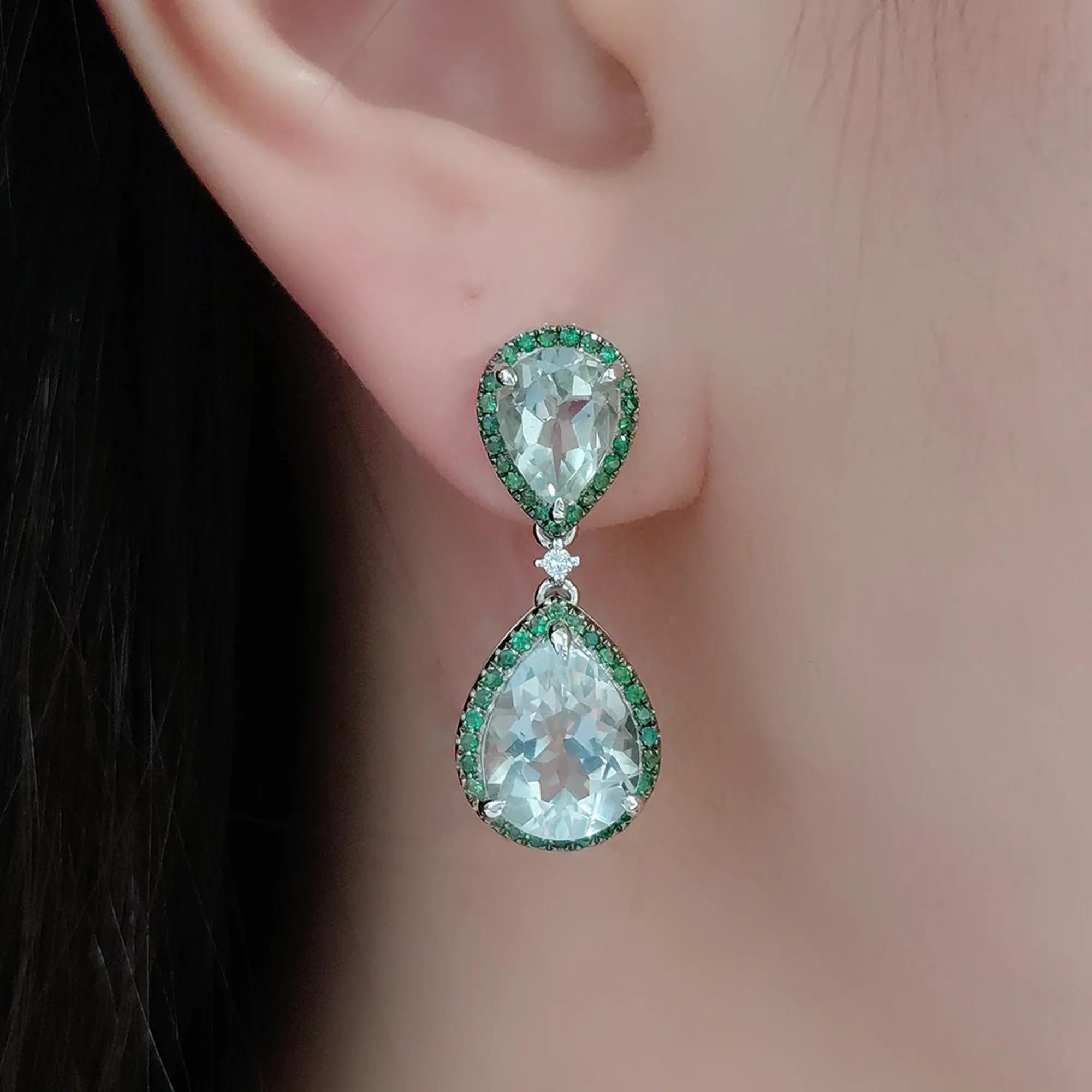 Una composizione di serena brillantezza e colori rari, questi orecchini a goccia in platino presentano 8,13ct di prasiolite - la sua tonalità verde pallido evoca foglie baciate dalla rugiada e la tranquilla luce del mattino. Ogni goccia è