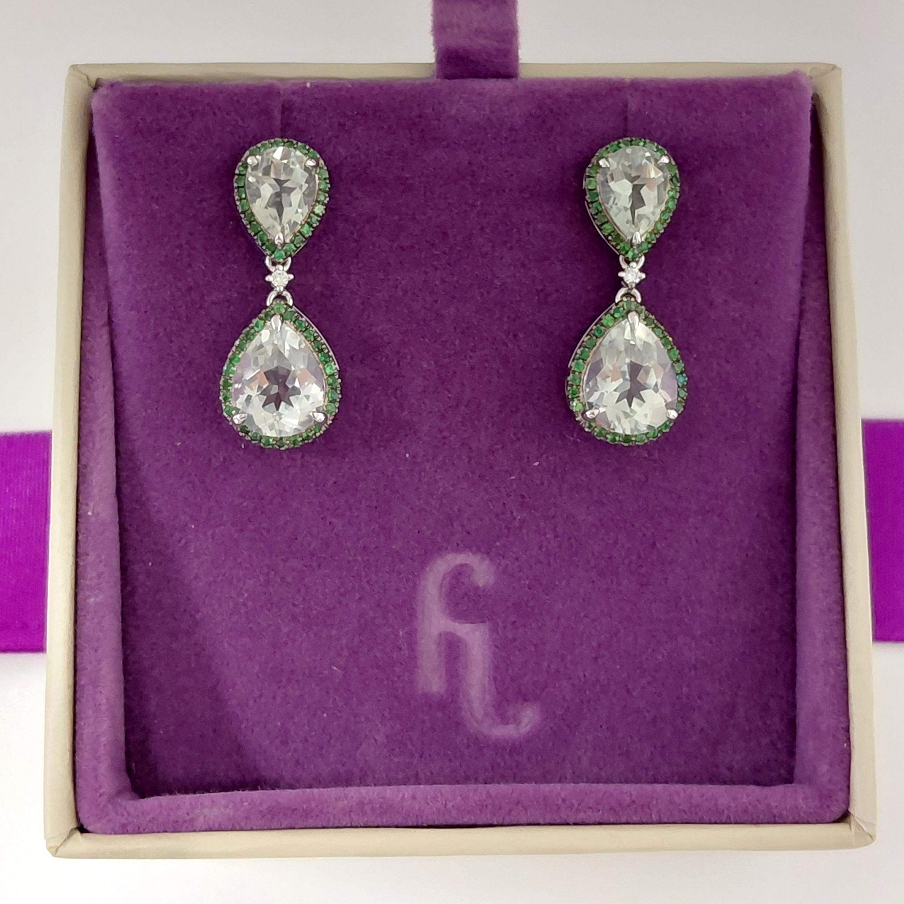 Orecchini a goccia in oro giallo 14 carati con prasiolite e granati demantoidi di Fei Liu in vendita 1