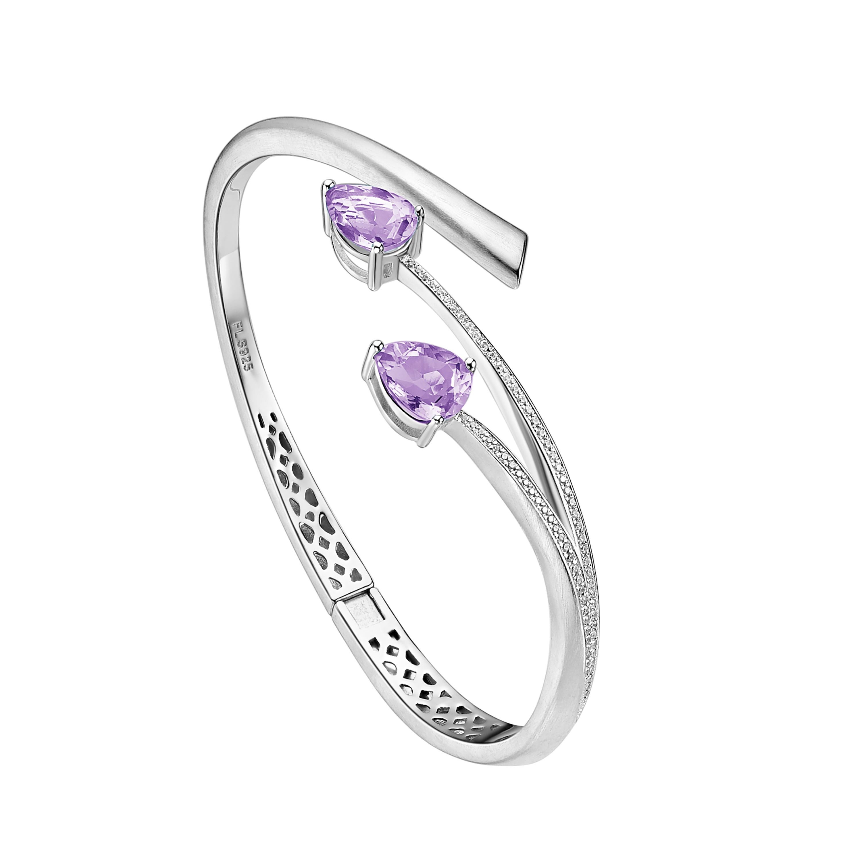 Description:
Shooting Star bangle with pear cut purple amethyst and Hearts and Arrows* white cubic zirconia, set in matte polished white rhodium plate on sterling silver.

Inner diameter (LxW): small/medium = 56mm x 60 mm, large = 60mm x