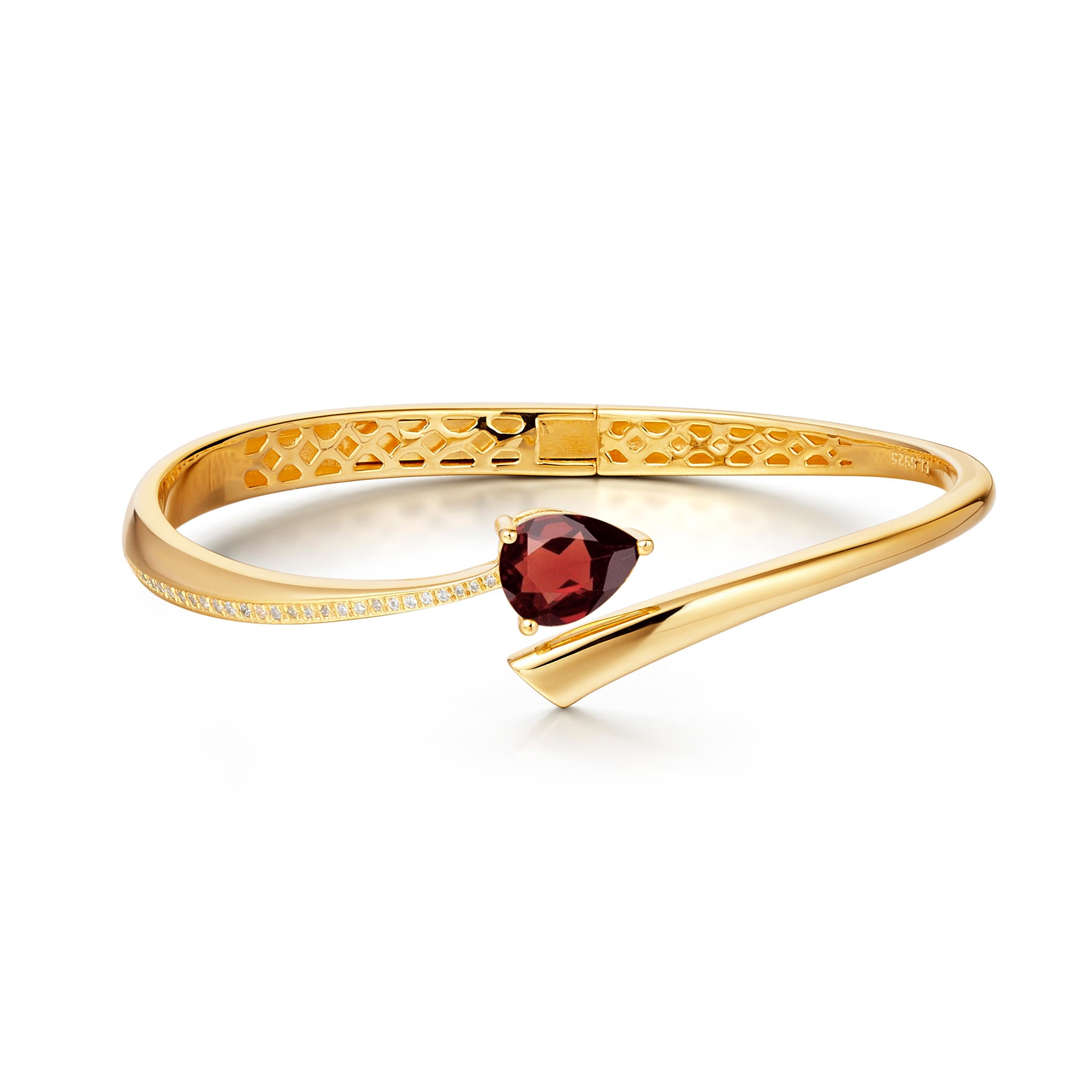 Description:
Shooting Star bangle with pear-cut garnet and Hearts and Arrows* white cubic zirconia, set in high polished 18ct yellow gold plated on sterling silver.

Inner diameter (LxW): small/medium = 56mm x 60 mm, large = 60mm x 65mm

*Hearts and