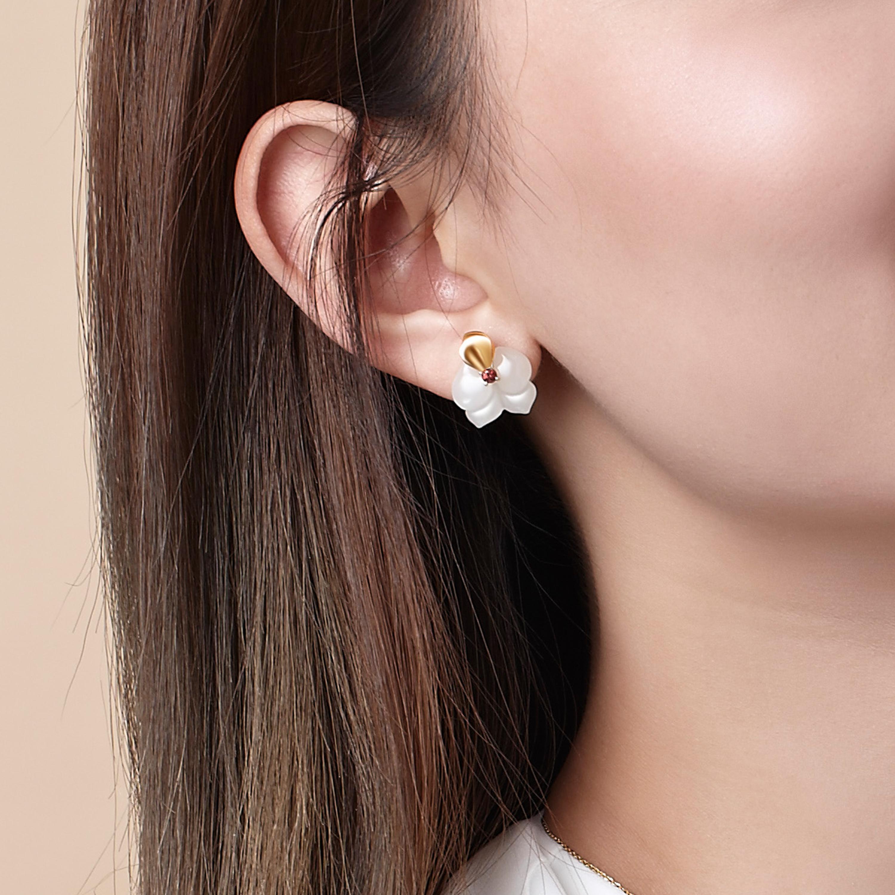 Contemporary Fei Liu Russian Nephrite Orchid Garnet 14 Karat Yellow Gold Stud Earrings