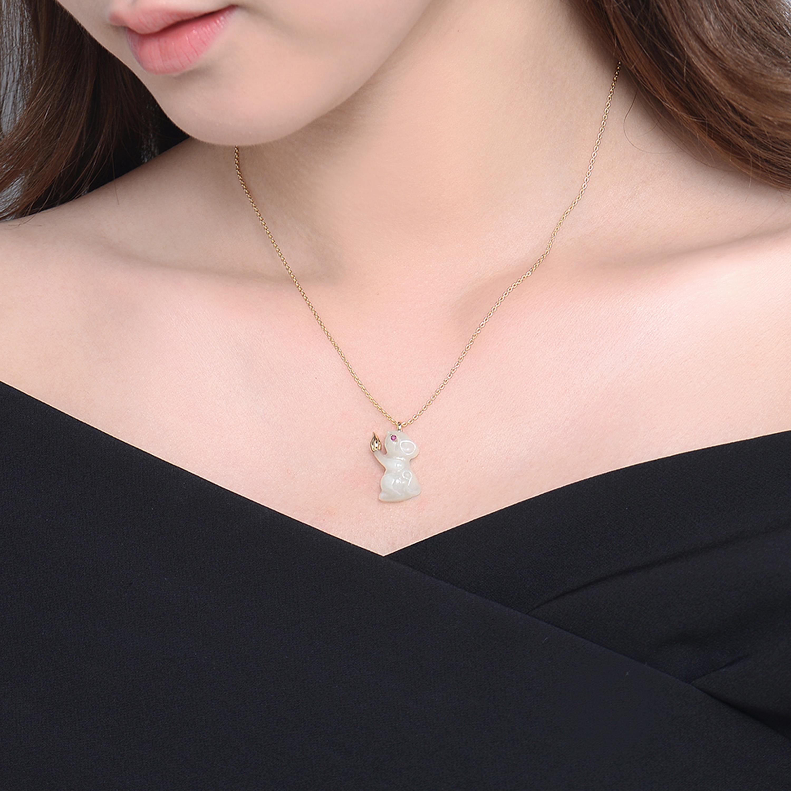 Rattenanhänger mit russischem Nephrit und 0,017 Karat Rubinauge, gefasst in 18 Karat Gelbgold. Kette Länge ist 16 Zoll + 2 Zoll Verlängerung 18ct Gelbgold Platte auf Sterling Silber Kette. 

*Hinweis: Der Rattenbügel und die Goldverzierung sind aus