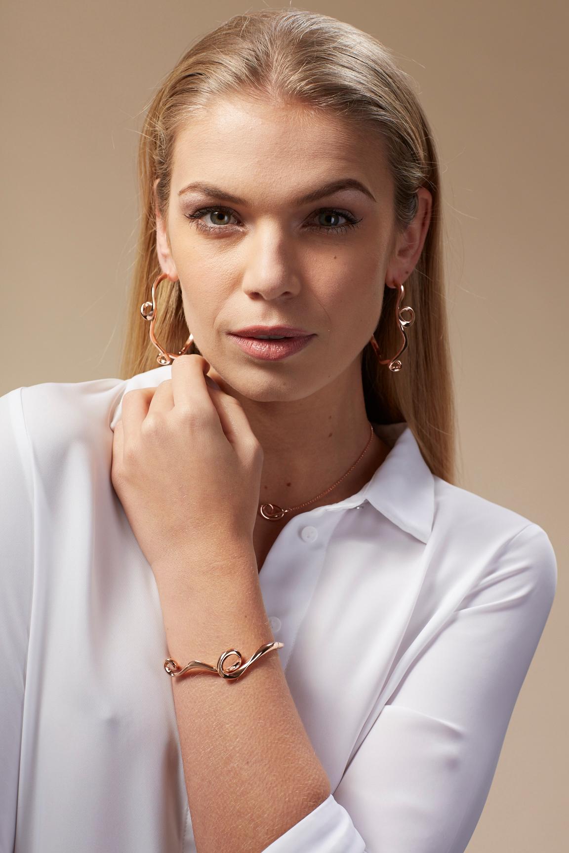 Fei Liu Fine Jewellery's Serenity collection a symbol of everlasting love of the infinity knot is embodied within the feminine curves. The Serenity large bangle perfectly encapsulated the wispy forms in 8 hearts and 8 arrows cubic zirconia pavé set