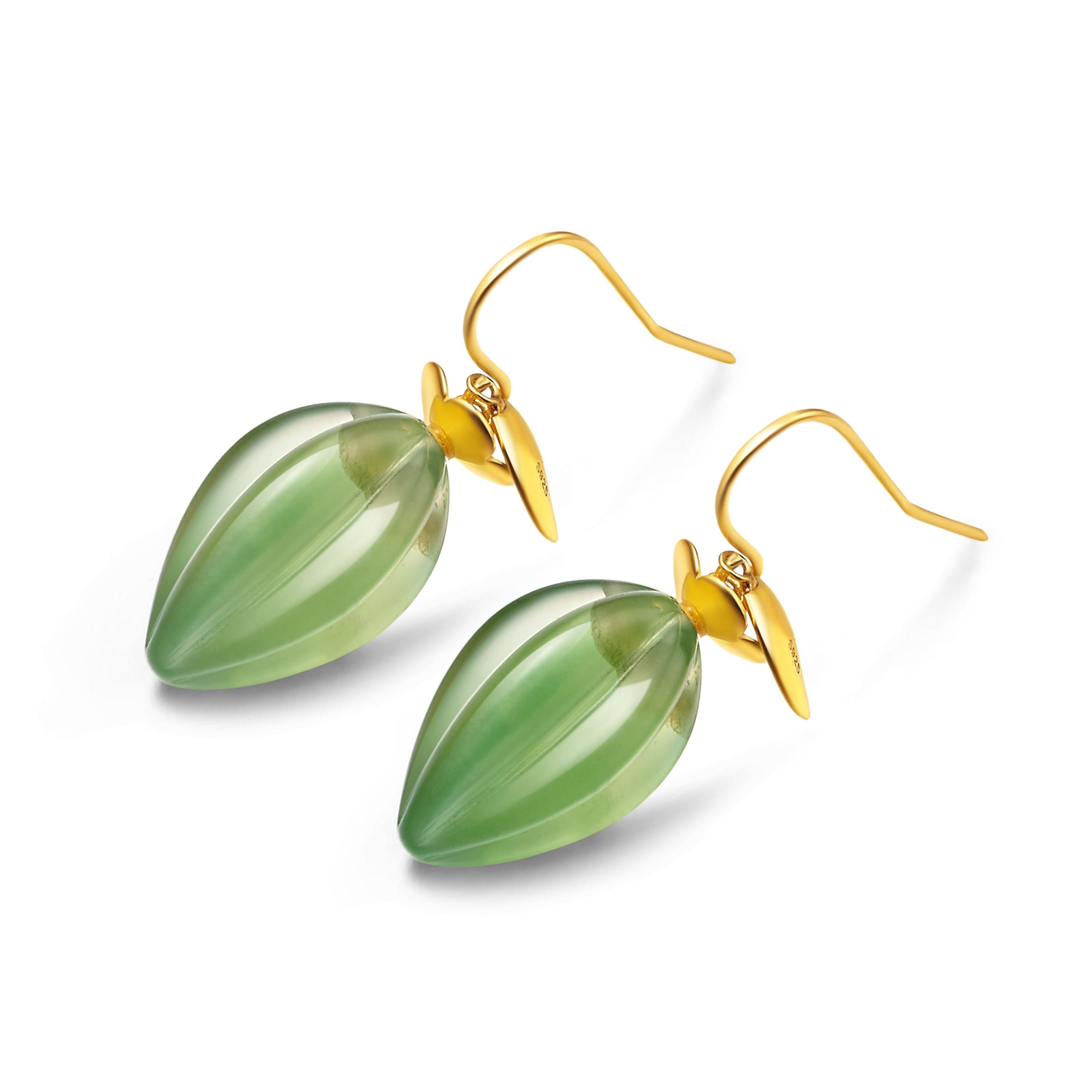 A charming pair of earrings featuring serpentine jade shaped like the tropical star fruit, adorned with delicate petals of 18ct gold plate on sterling silver.

- Size (LxW): 28mm x 10mm
- Weight per earring: 3gm

Fei Liu Fine Jewellery is an